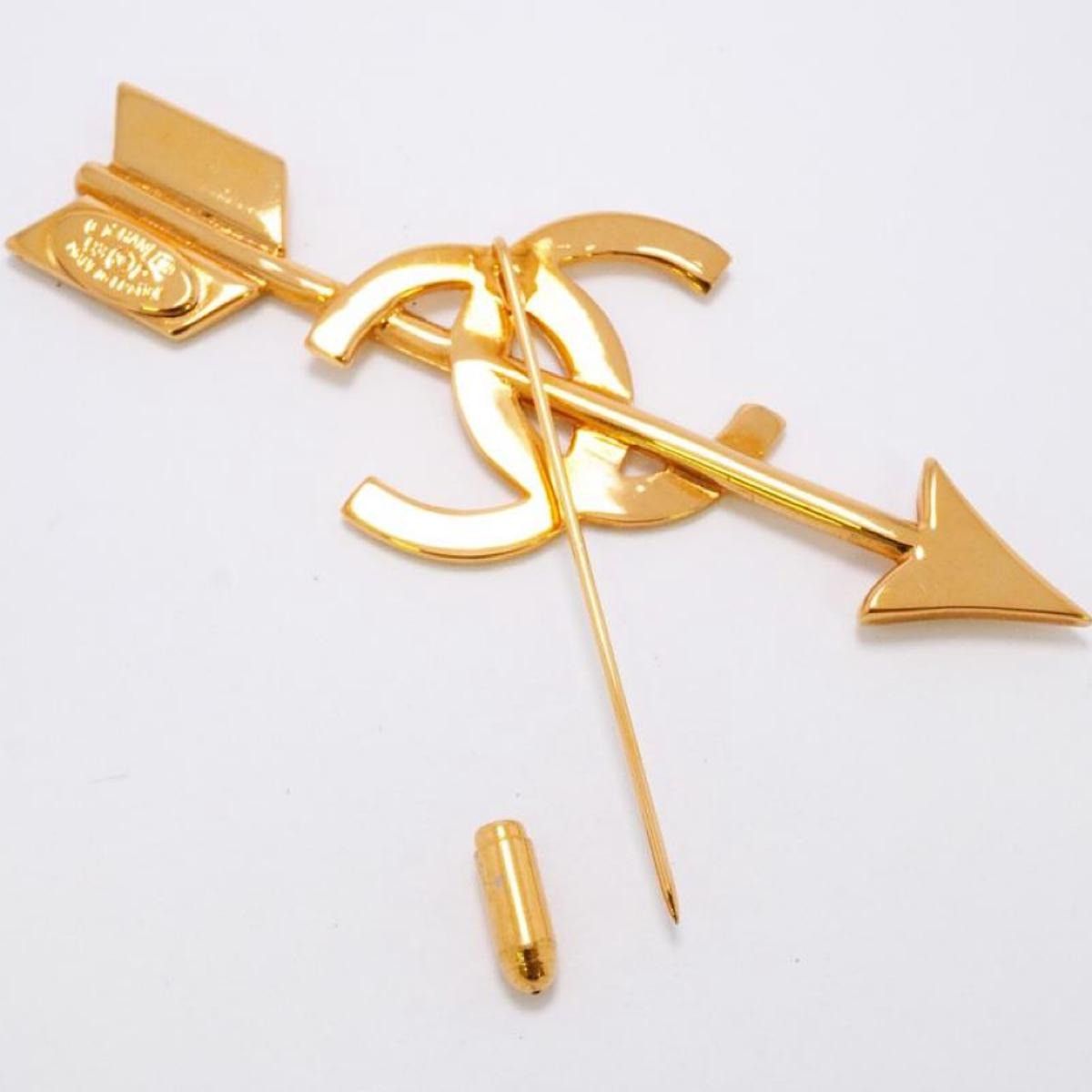 Chanel MINT. Vintage CHANEL Gold tone arrow brooch with CC motif. Size ONE SIZE - 10 Thumbnail