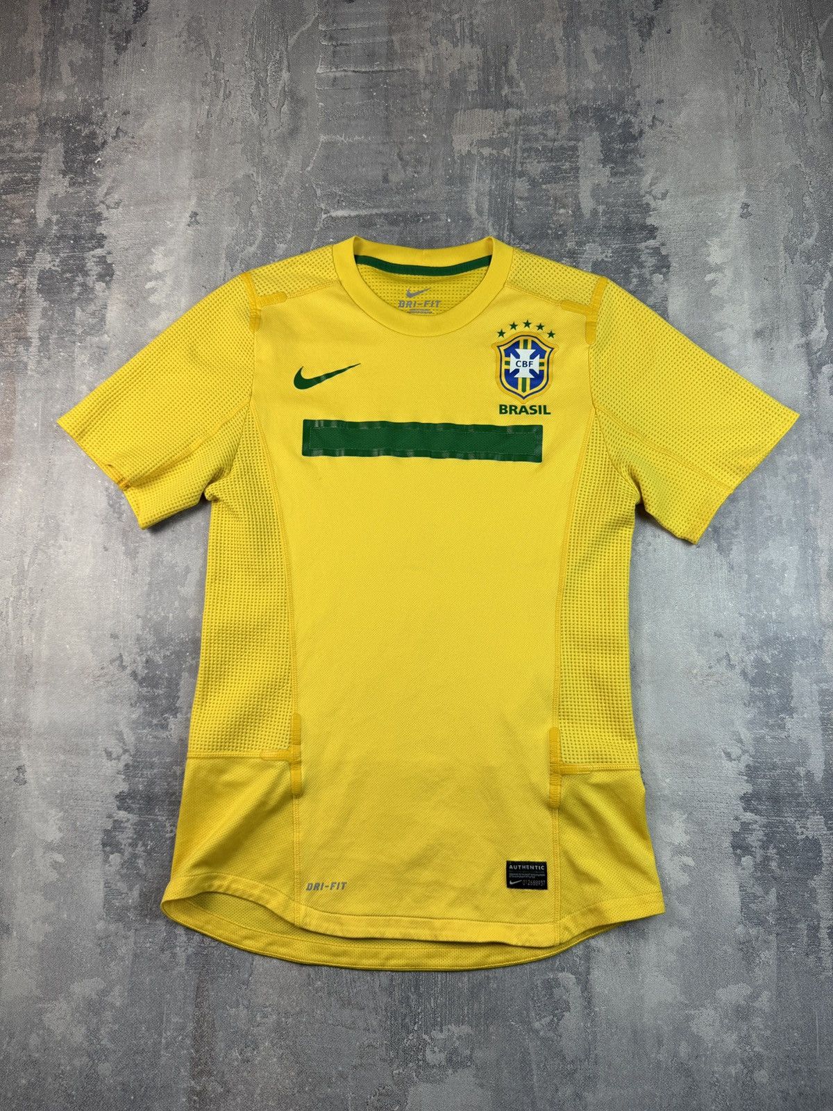 Nike Brazil 2011/12 Home Football Shirt Soccer Jersey Nike M Size US M / EU 48-50 / 2 - 1 Thumbnail