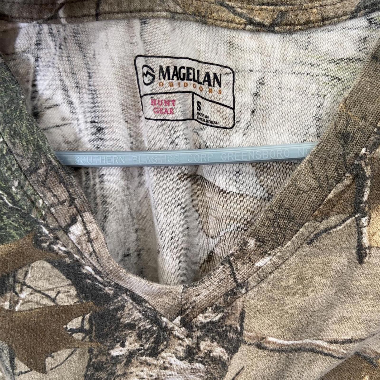 Magliano Magellan outdoors Womans Realtree Camo V-neck tee shirt Size S / US 4 / IT 40 - 3 Thumbnail