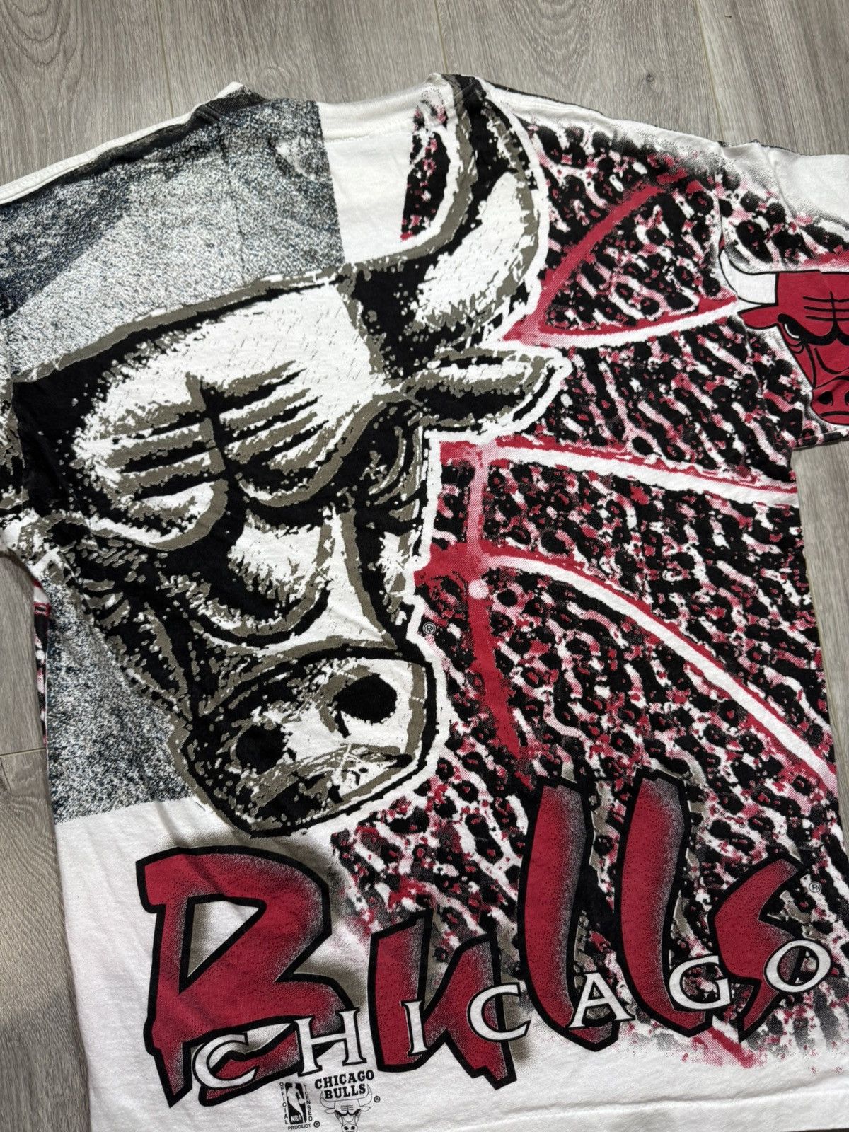 NBA Vintage 90s Chicago Bulls NBA Bulls All Over Print Tee Size US L / EU 52-54 / 3 - 8 Thumbnail