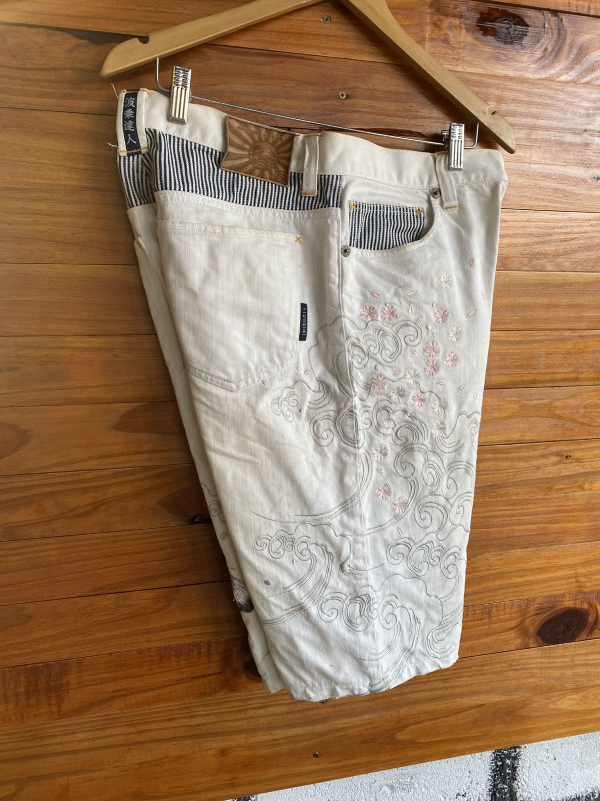 Japanese Brand Namitatsu Japanese Embroidered Koi Fish White Denim Shorts Size US 31 - 18 Thumbnail