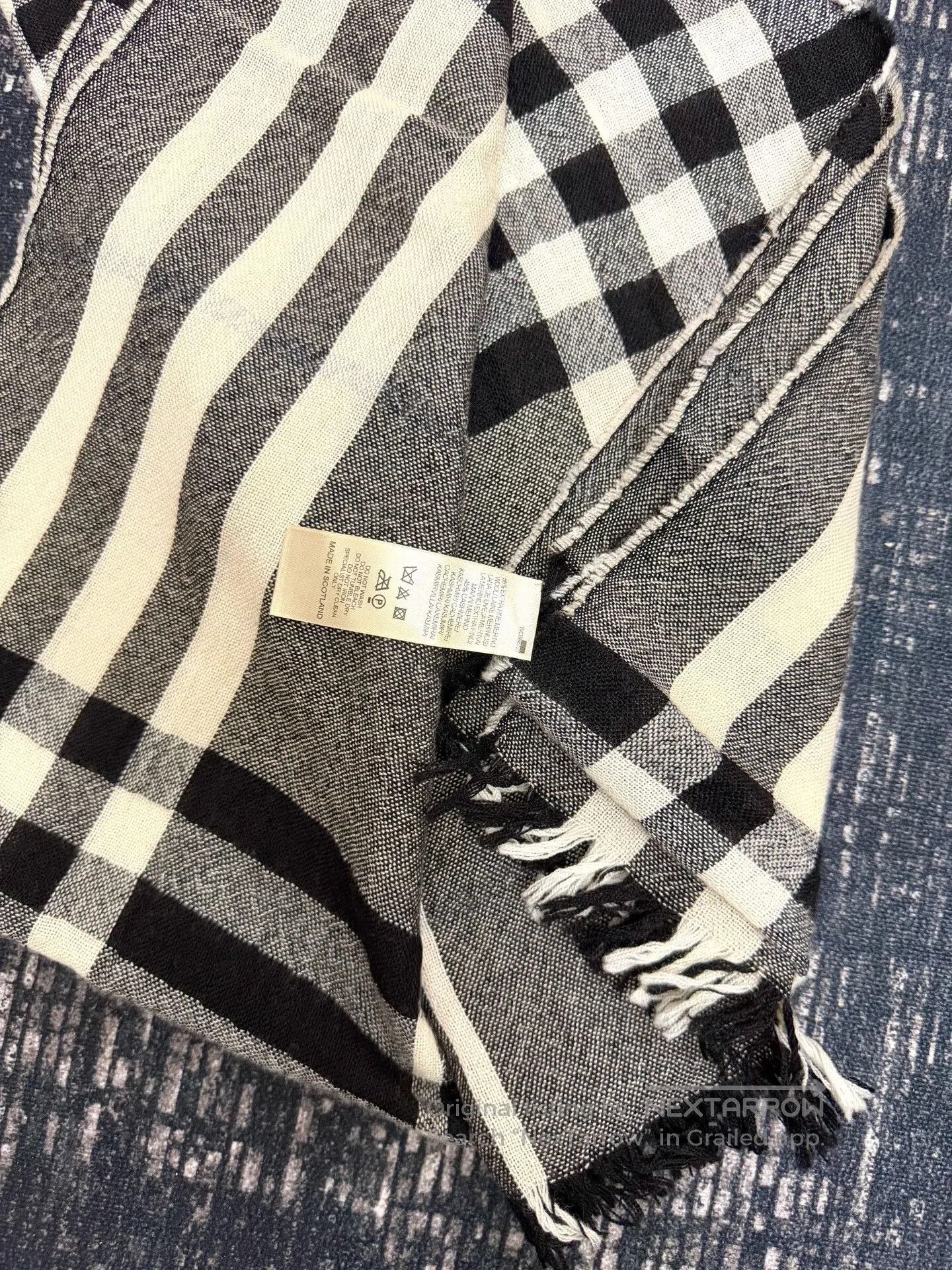 Burberry Burberry Classic Gray White Black Scarf. Size ONE SIZE - 3 Thumbnail