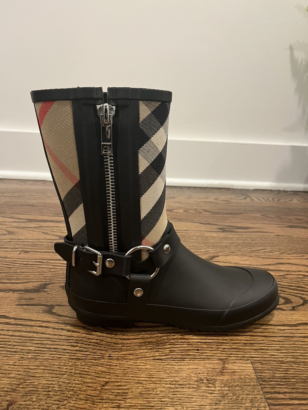 Burberry Burberry Strap Detail House Check Rubber Rain Boots Size US 5 / IT 35 - 6 Thumbnail