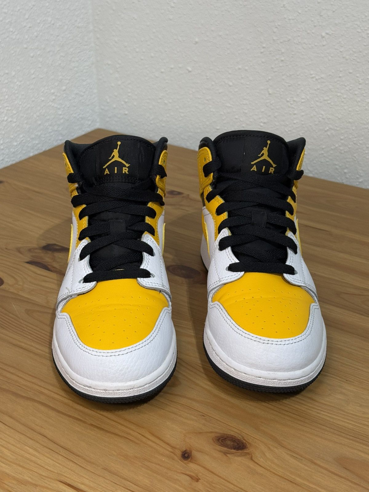 Jordan Brand × Nike Nike Air Jordan 1 Mid University Gold size 5Y Size US 7 / IT 37 - 2 Thumbnail