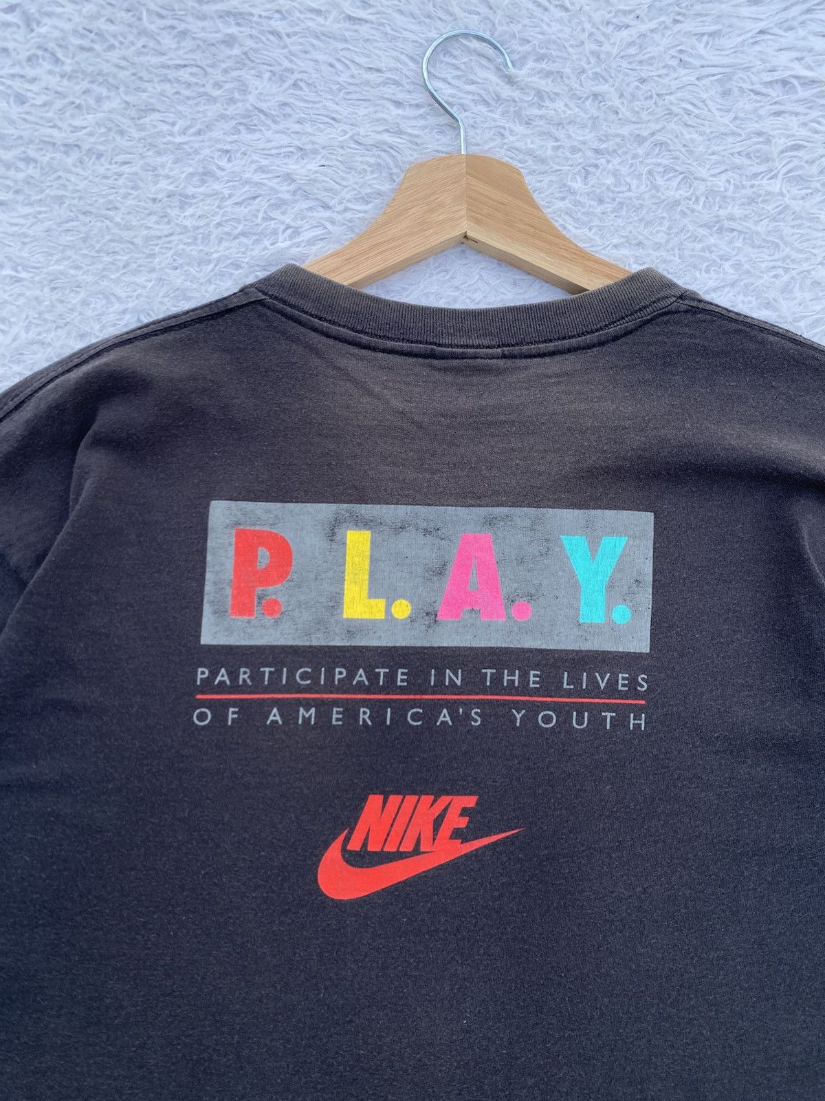 Nike Rare Vintage 90s NIKE Swoosh Logo Tshirt Size US L / EU 52-54 / 3 - 6 Thumbnail