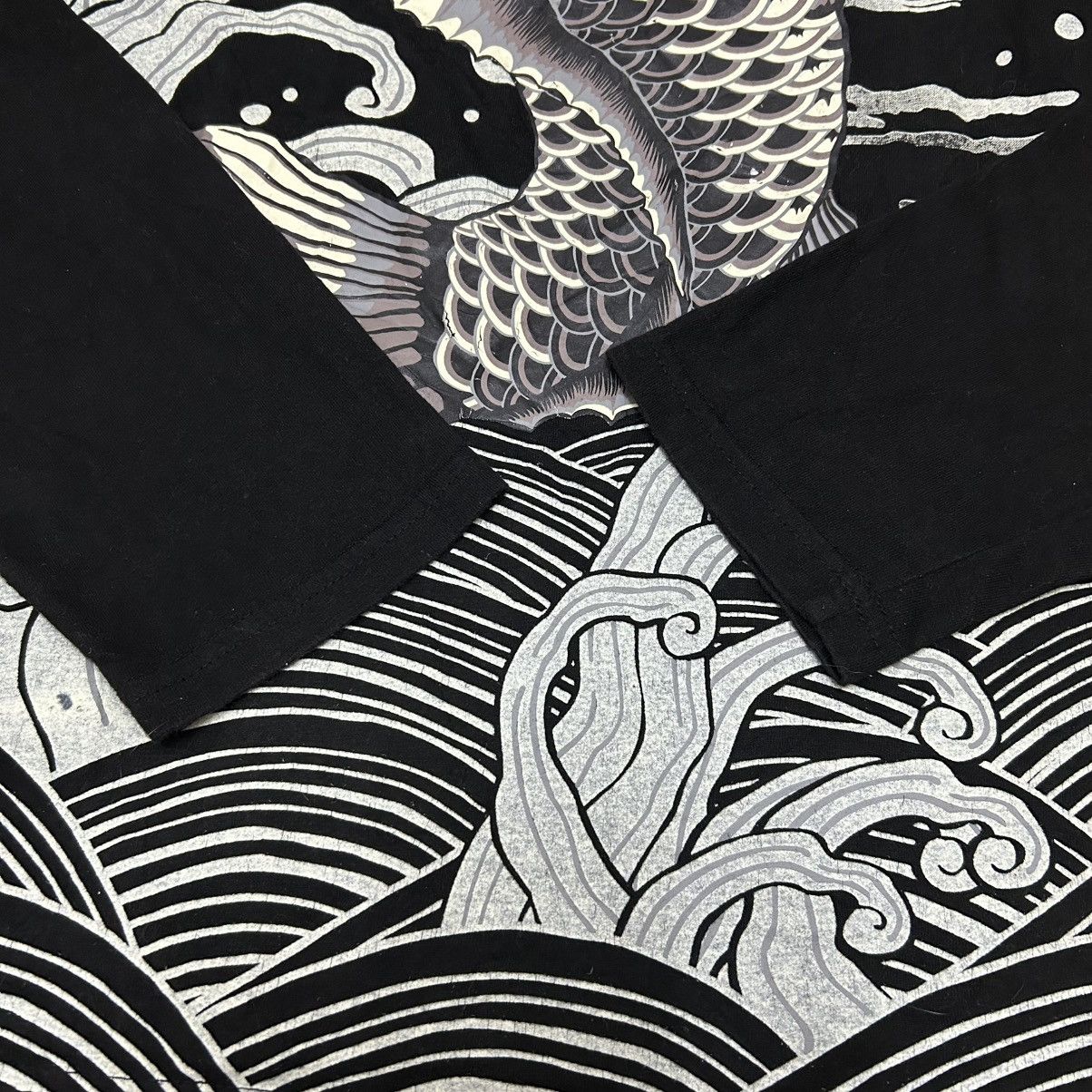 Japanese Brand Vintage Japanese Koi Fish Back Print Long Sleeve Tshirt Size US L / EU 52-54 / 3 - 11 Thumbnail