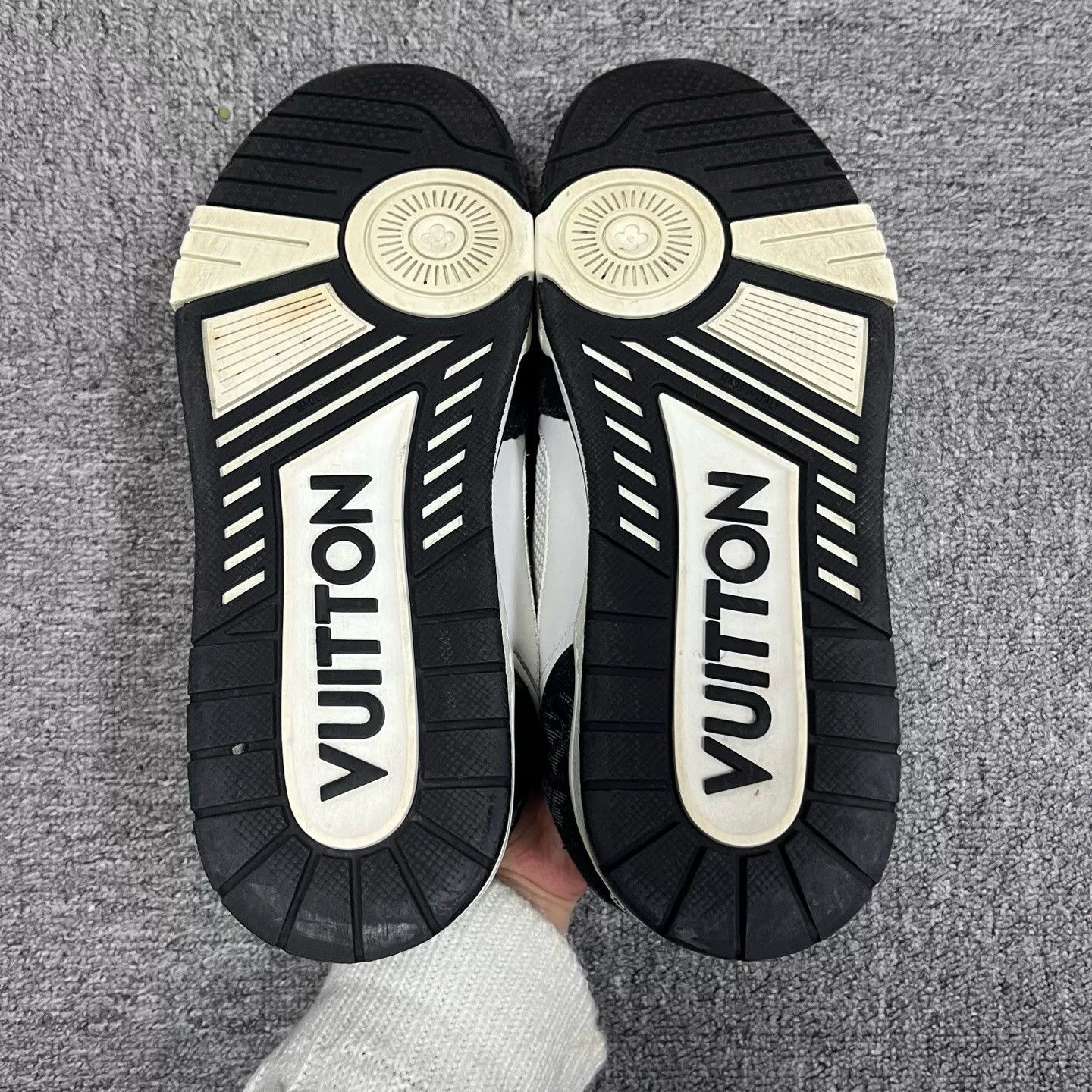 Louis Vuitton Louis Vuitton Black White Calf Leather Sneakers Size US 9 / EU 42 - 1 Thumbnail