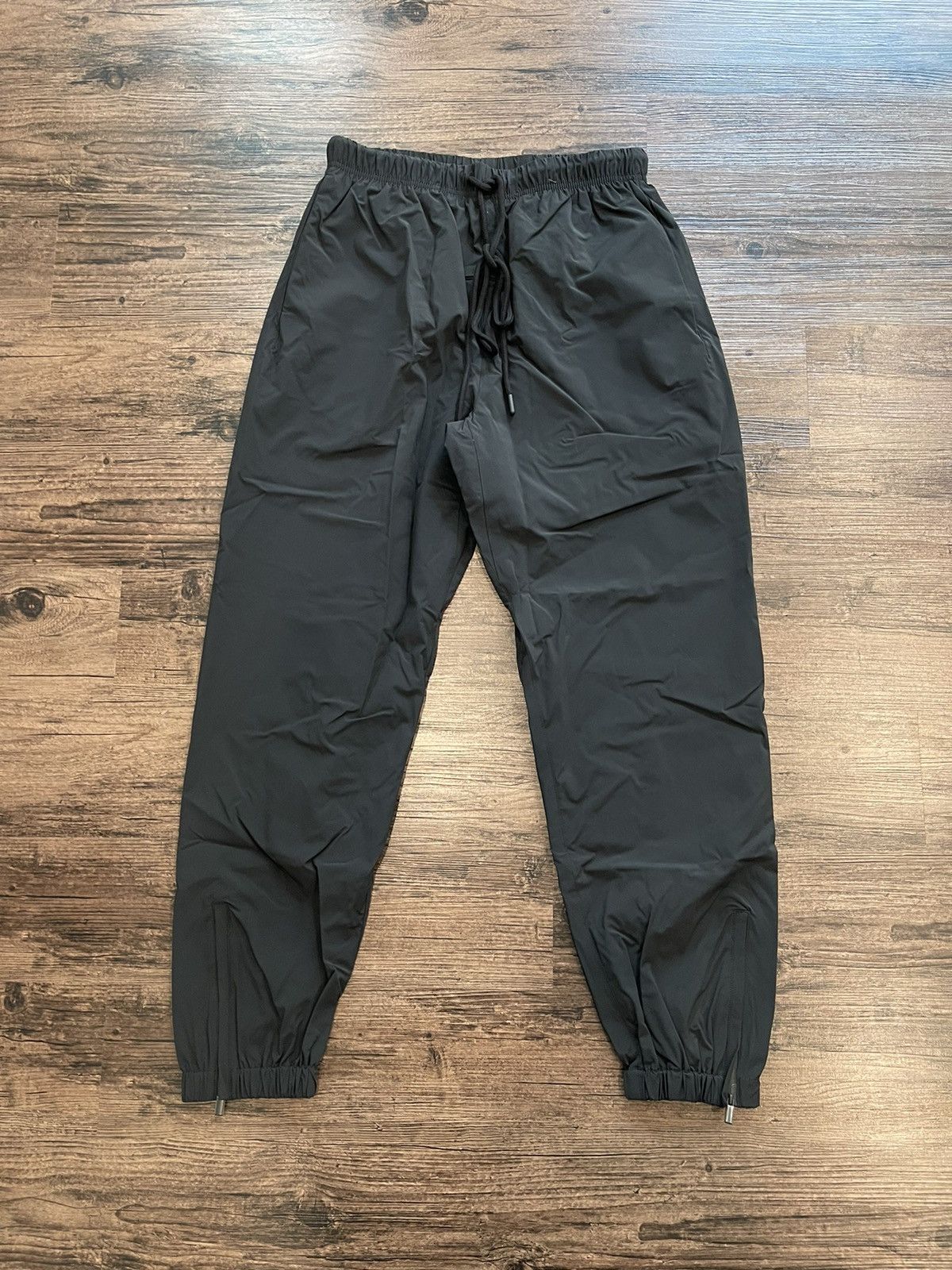 Essentials Fear of god essentials jet black nylon pants Size US 30 / EU 46 - 1 Thumbnail