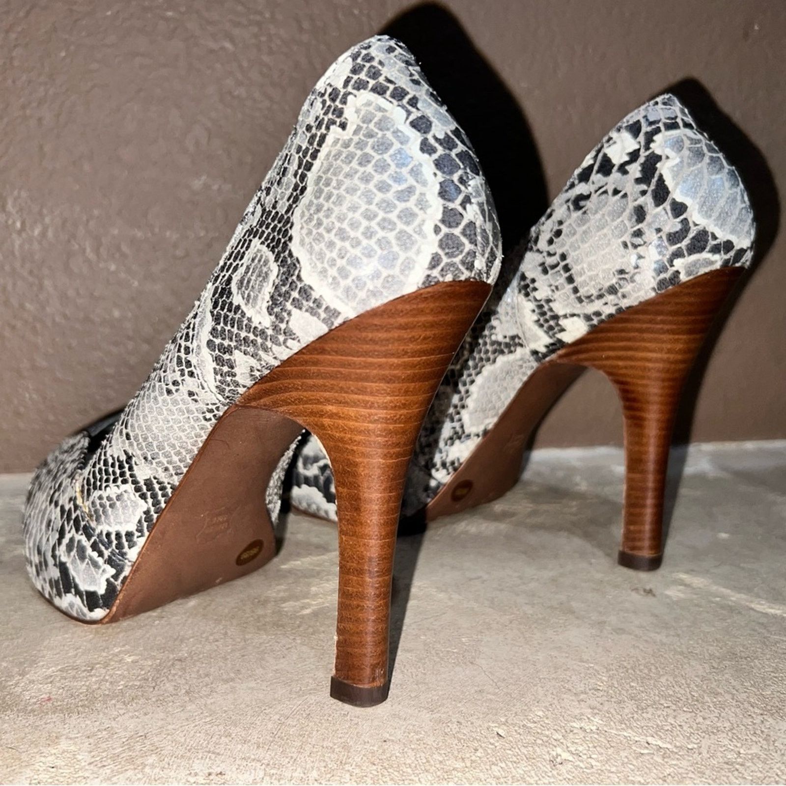 Bcbgmaxazria BCBG Maxazria Snake Skin Leather Open Toe EU 39 US 9 Gray Size US 9 / IT 39 - 11 Thumbnail