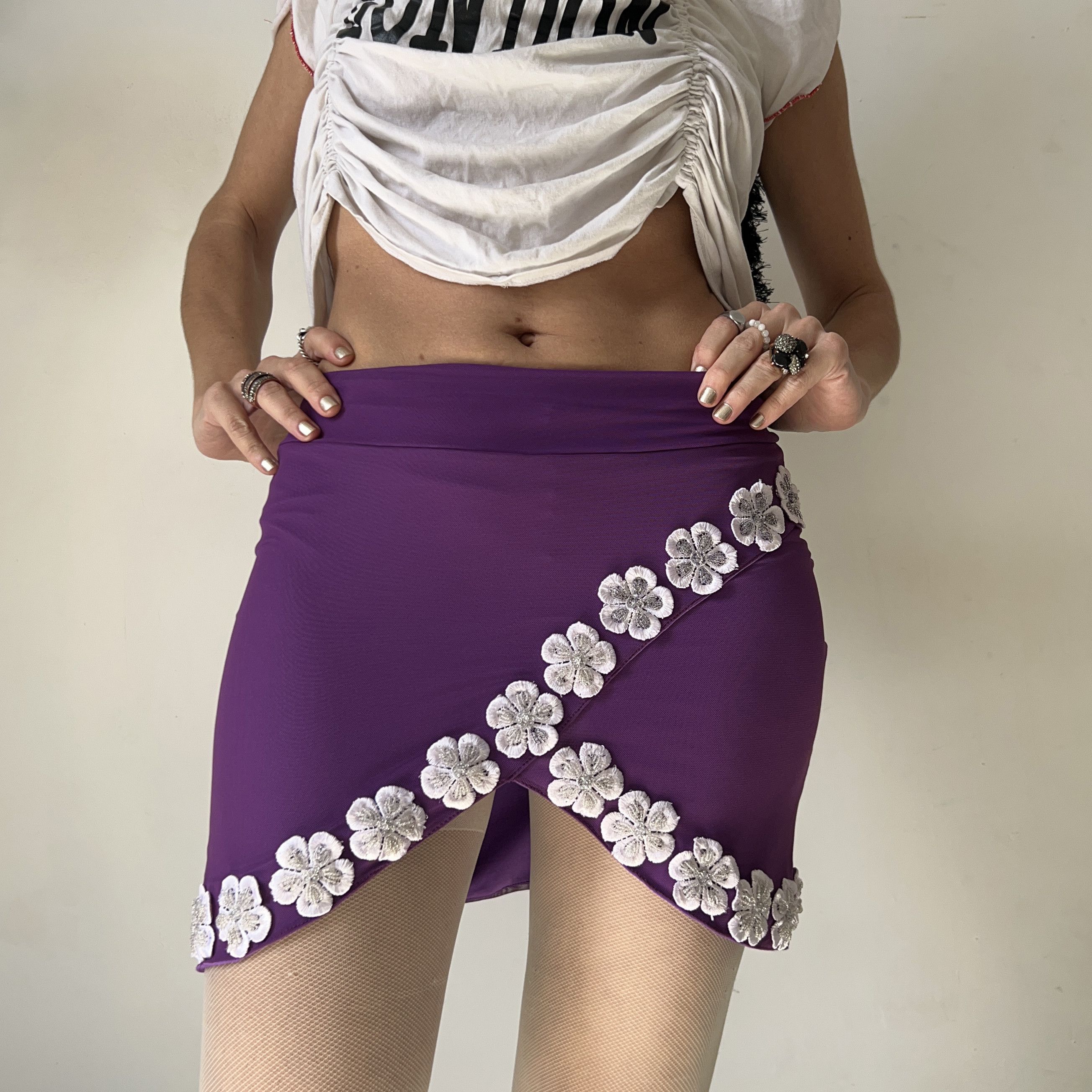 Vintage Vintage Y2K Purple Wrap Mini Skirt with Floral Appliqué Size 27" / US 4 / IT 40 - 6 Thumbnail