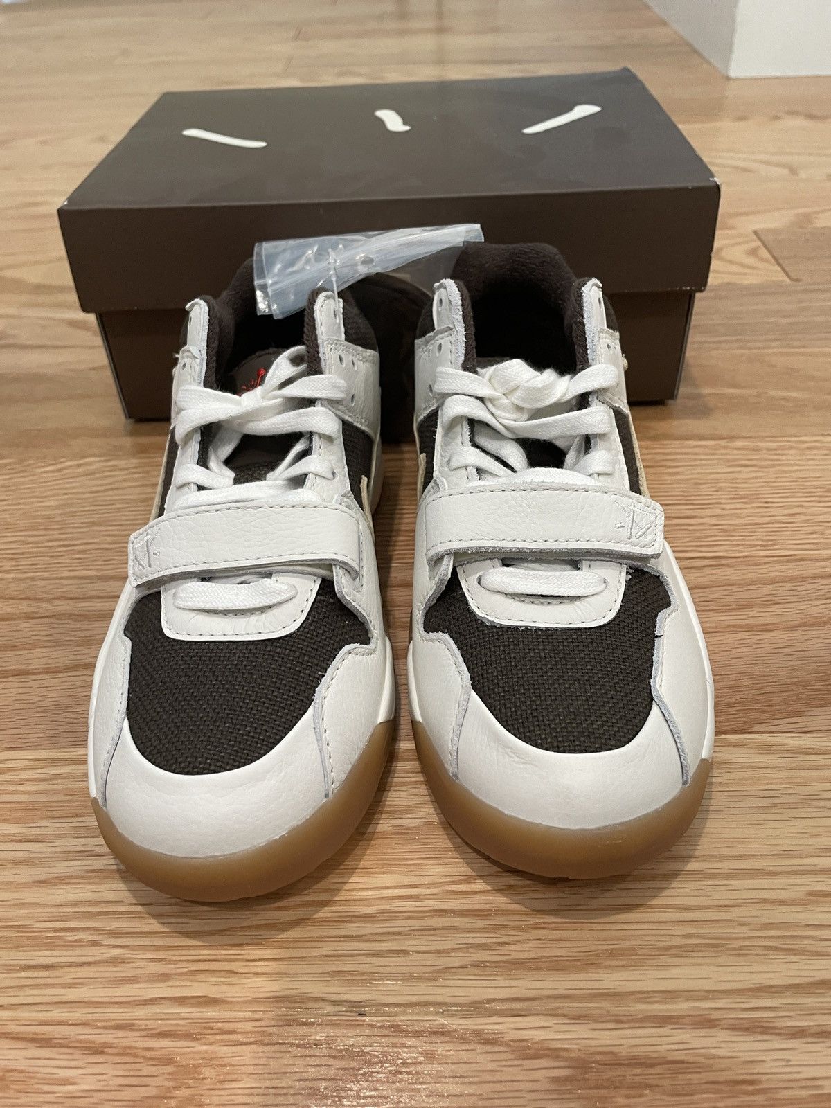 Nike × Travis Scott Size 2 Youth (2Y) Nike x Travis Scott Jumpman Jack Size US 5 / EU 37 - 3 Thumbnail