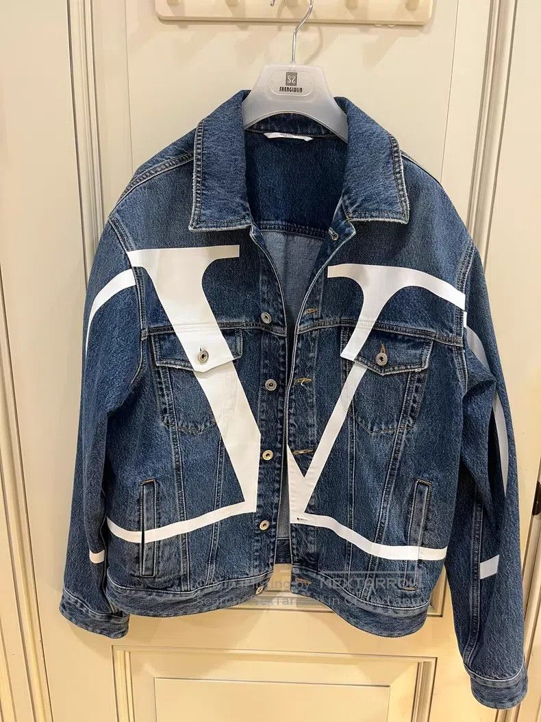 Valentino Valentino White big V logo dark blue denim jacket Size US S / EU 44-46 / 1 - 4 Thumbnail