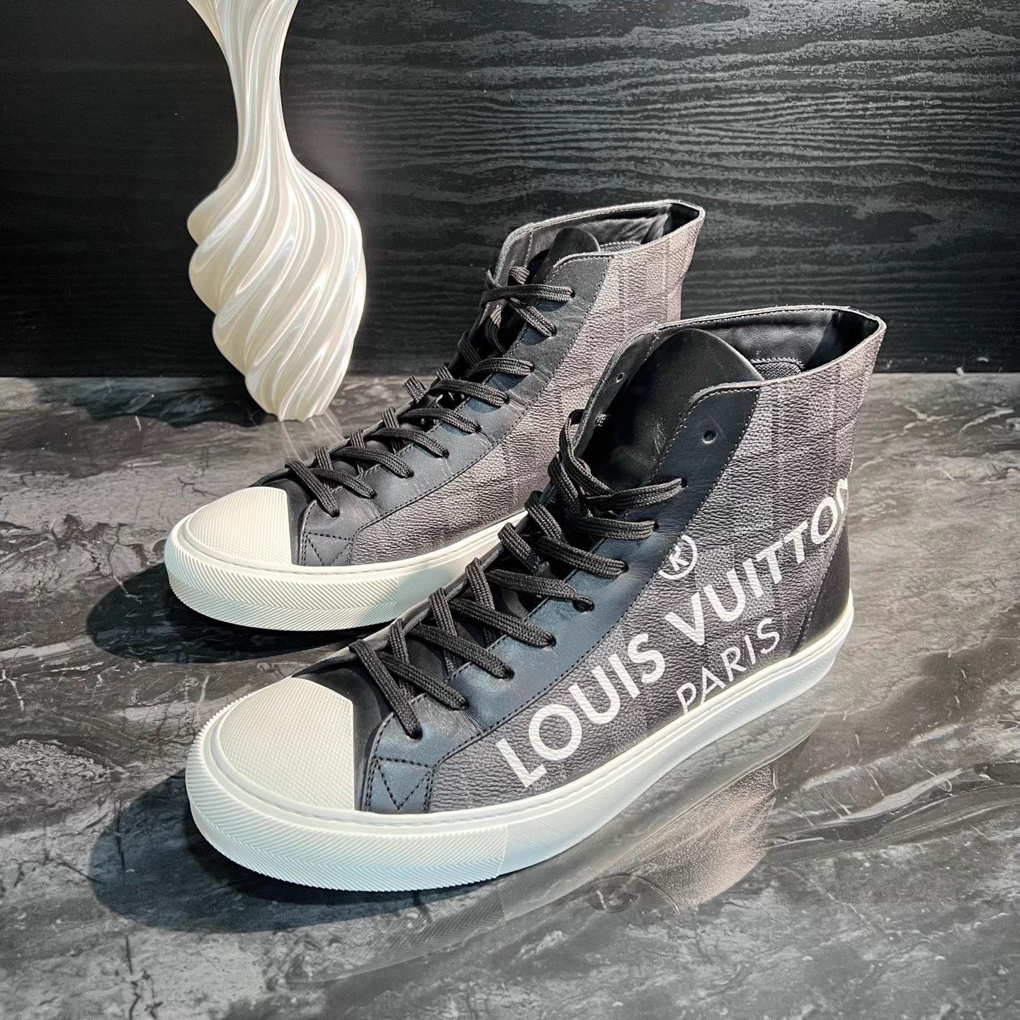 Lv 42.5 high-top black/white checkerboard near new