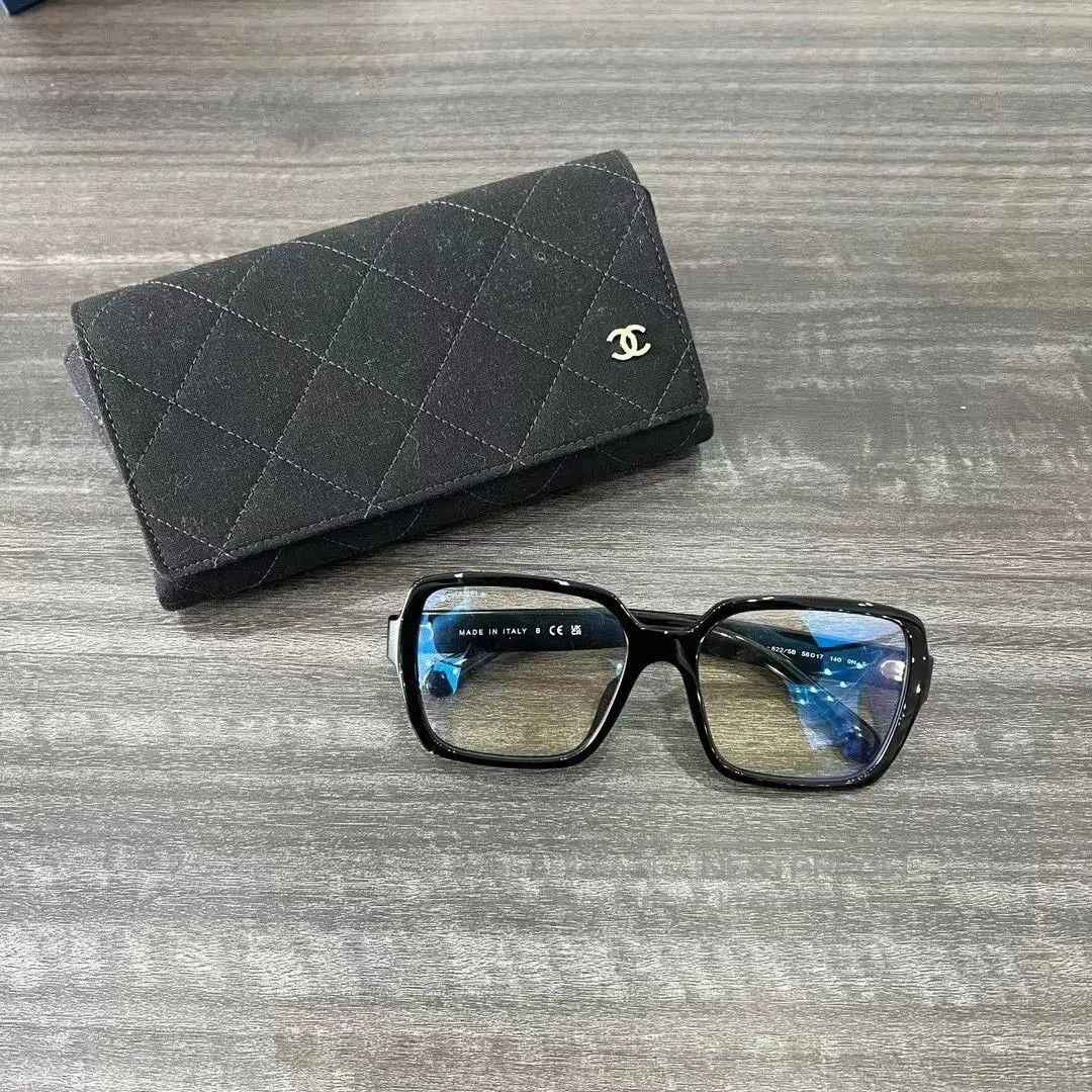 Chanel CHANEL Black Frame Gold Logo Glasses. Size ONE SIZE - 1 Thumbnail