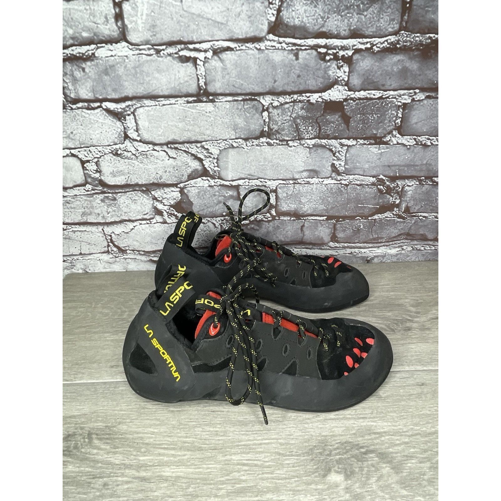 La Sportiva La Sportiva Tarantulace Black Leather Red Rock Climbing Shoe Size US 10.5 / EU 43-44 - 13 Thumbnail