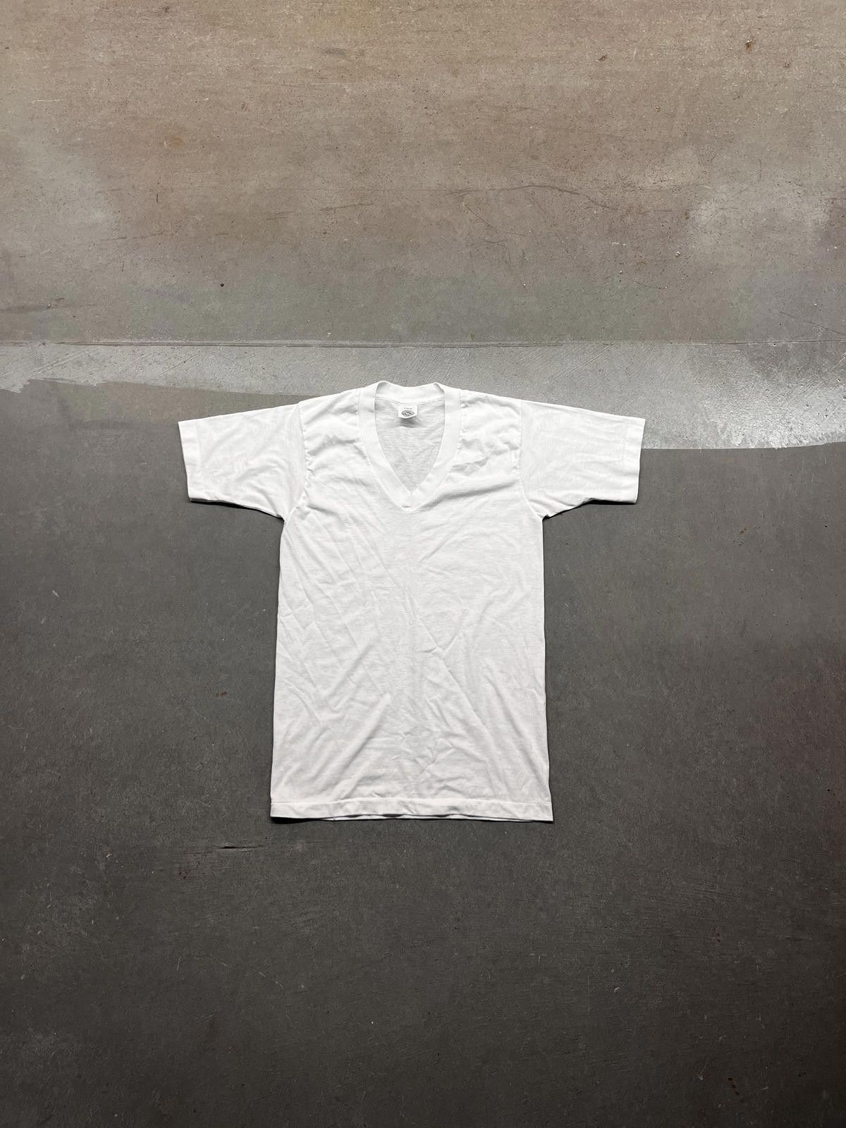 Designer Vintage 90s Made in USA Munsingwear V-Neck Blank White Tee Size US S / EU 44-46 / 1 - 1 Thumbnail