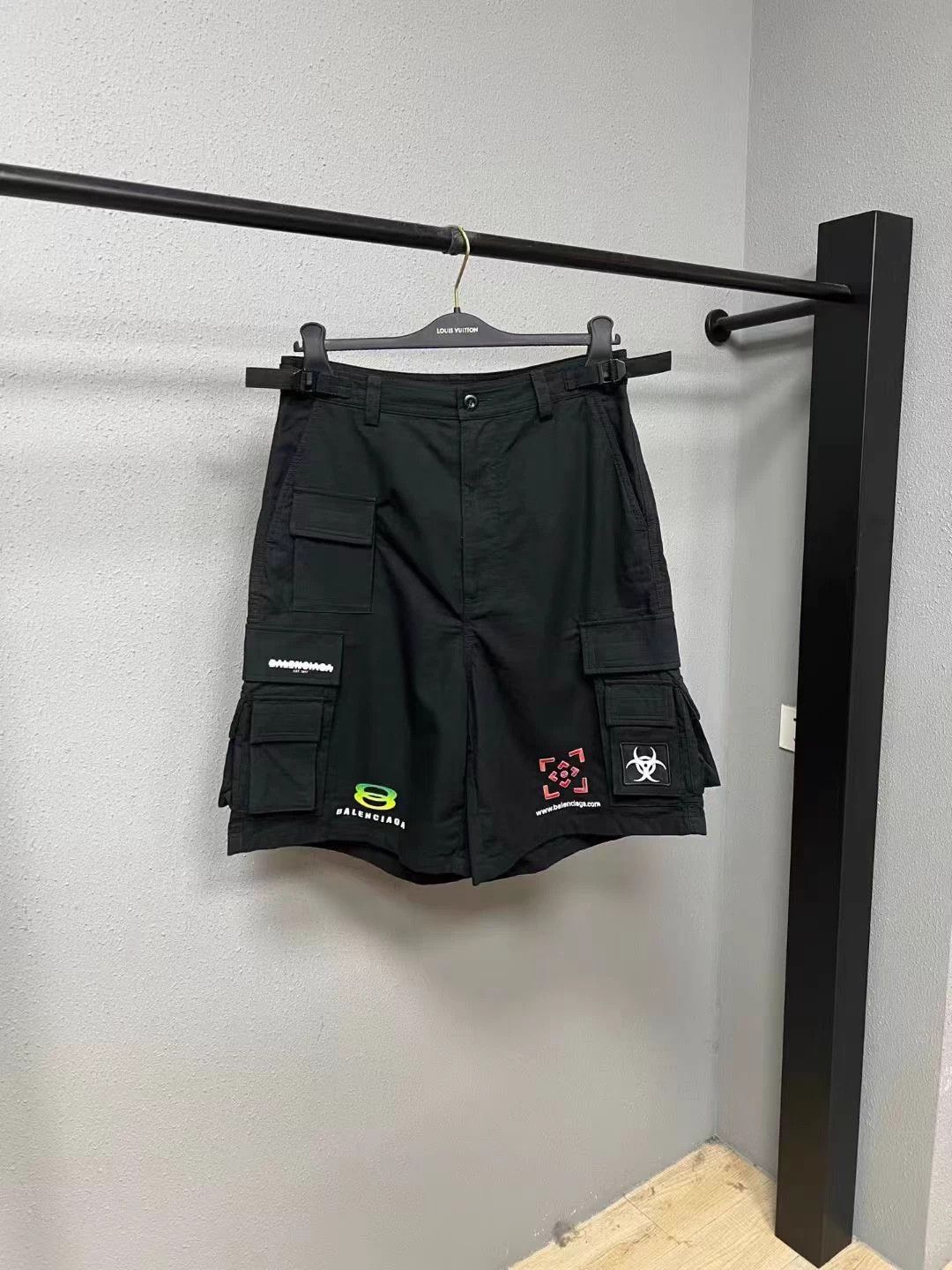 Balenciaga Balenciaga cargo shorts Size 26" / US 2 / IT 38 - 1 Thumbnail