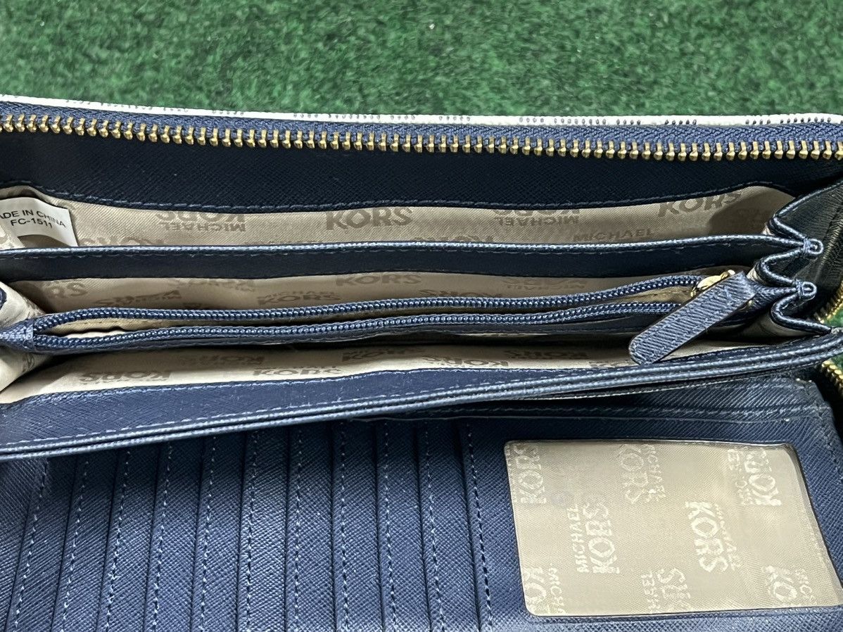 Michael Kors Michael Kors Monogram Jet Set Travel Continental Wrislet Size ONE SIZE - 4 Thumbnail