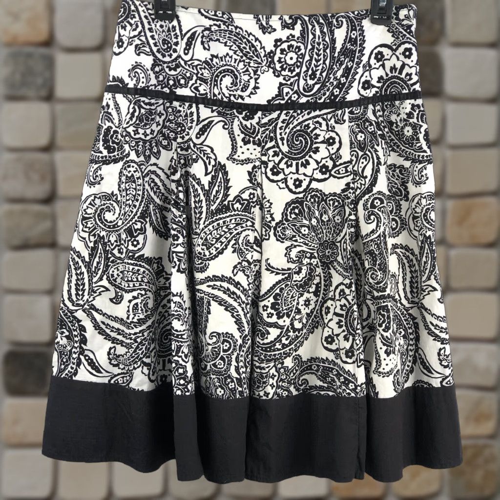 Van Heusen Van Heusen Midi Skirt 6 Blk/Wht Paisley 30"W Flare A-Line Pleated Career Boho Size 28" / US 6 / IT 42 - 1 Thumbnail