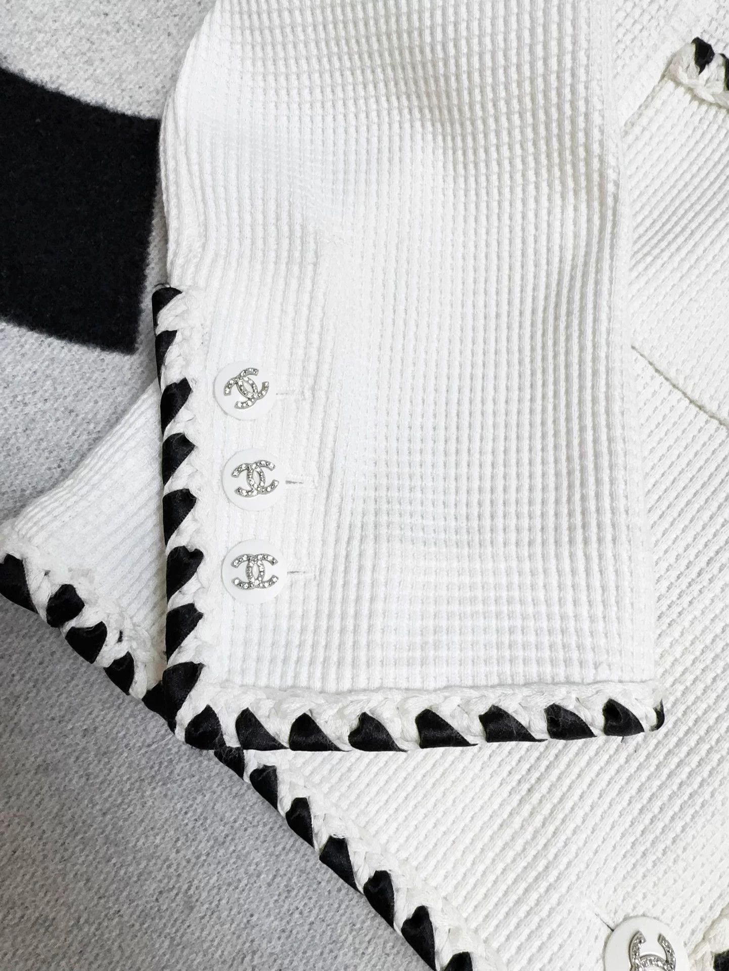 Chanel Chanel 21S White Waffle Crystal Button B&W Trim 40 Size M / US 6-8 / IT 42-44 - 5 Thumbnail