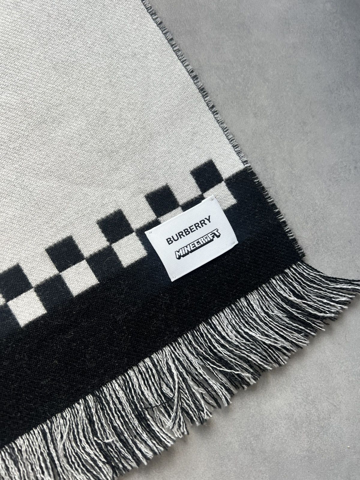 Burberry Burberry x Minecraft Scarf Size ONE SIZE - 5 Thumbnail