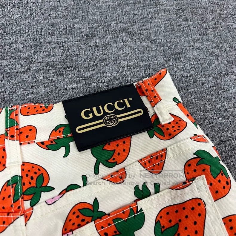 Gucci Gucci Full print, strawberry, short skirt Size 24" / US 00 / IT 34 - 5 Thumbnail