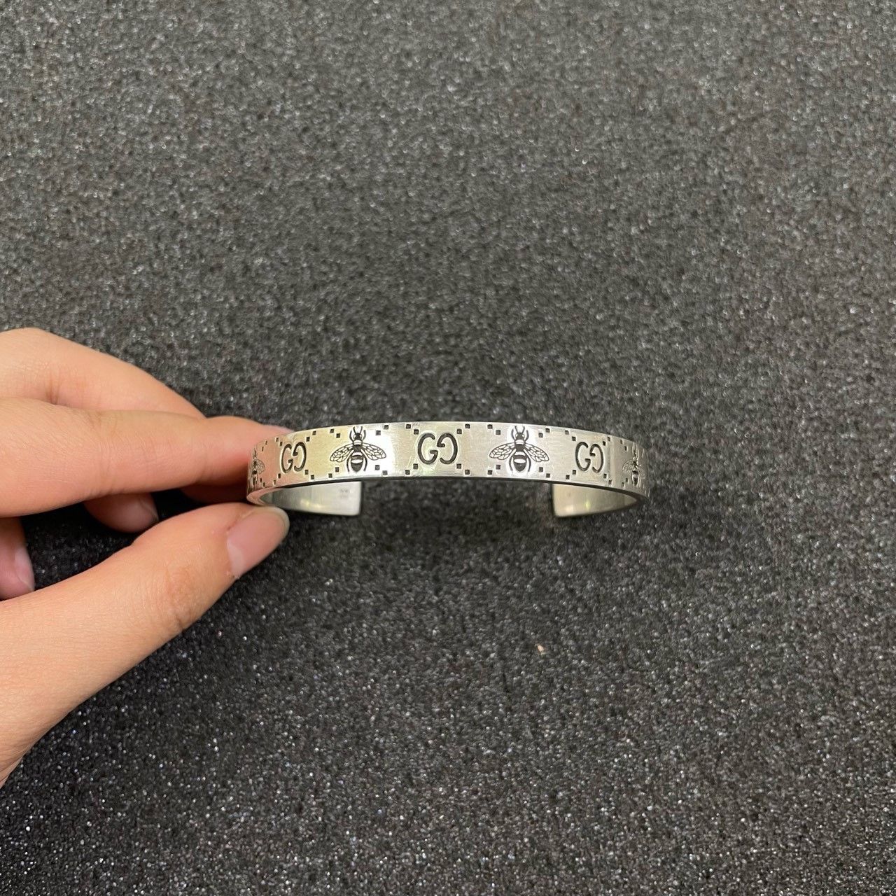 Gucci Gucci Size 19 Double G bee open bracelet 2501-Nextarrow Size ONE SIZE - 1 Thumbnail