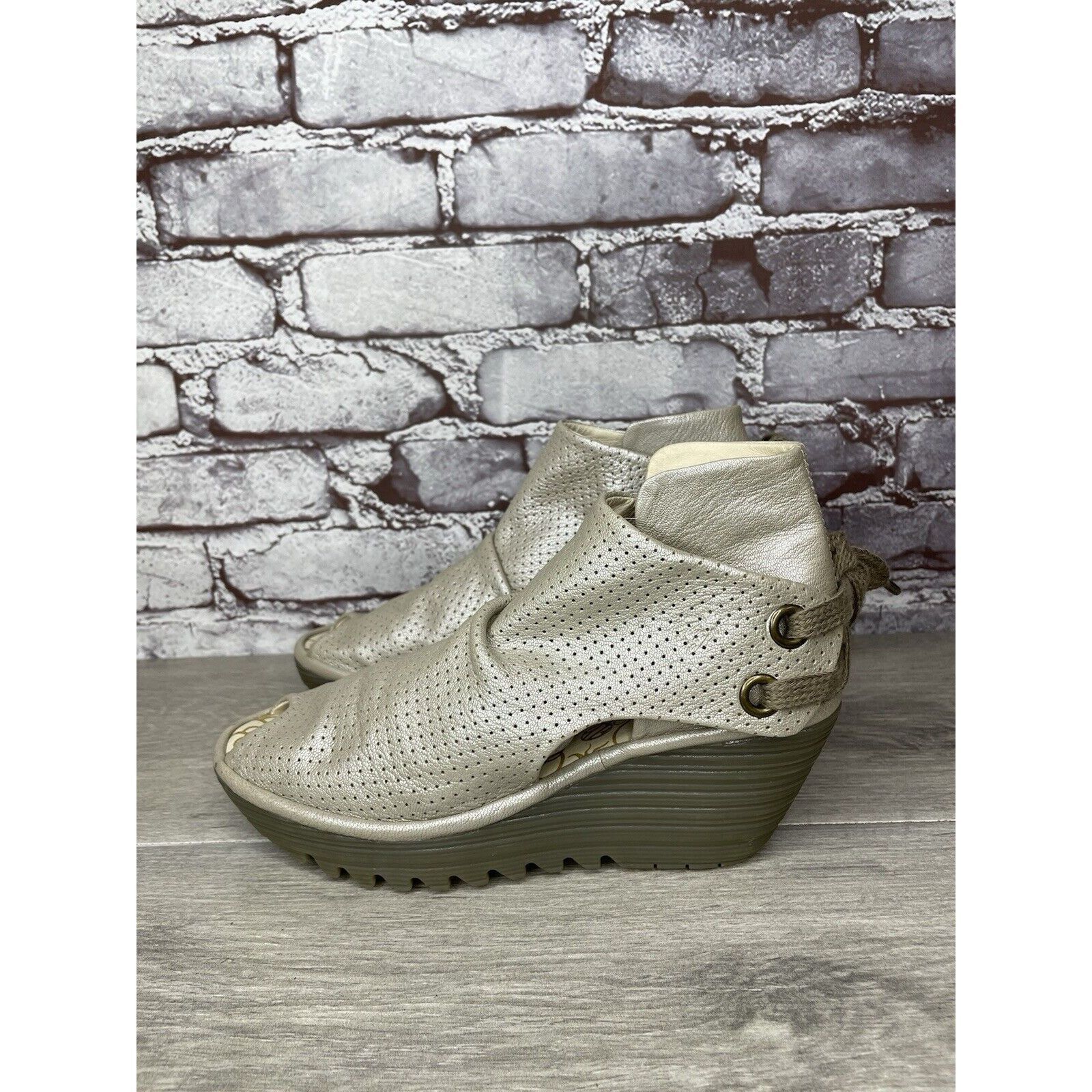 Fly London FLY London Yake Pearl White Leather Perforated Back Lace Wed Size US 7.5 / IT 37.5 - 19 Thumbnail