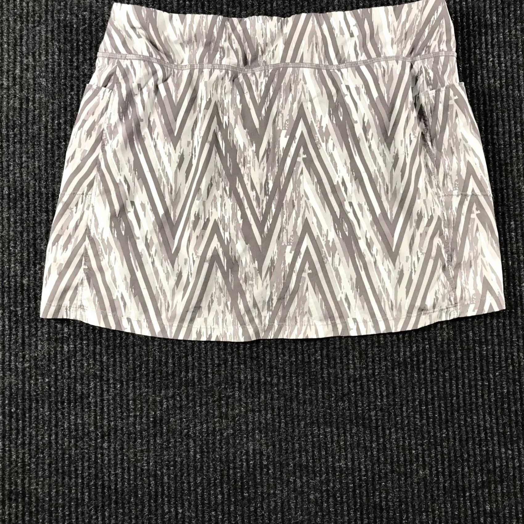 Smartwool VINTAGE SmartWool Grey Chevron Print Athletic Skort Built-in Shorts Pockets Womens S Size 28" / US 6 / IT 42 - 6 Thumbnail