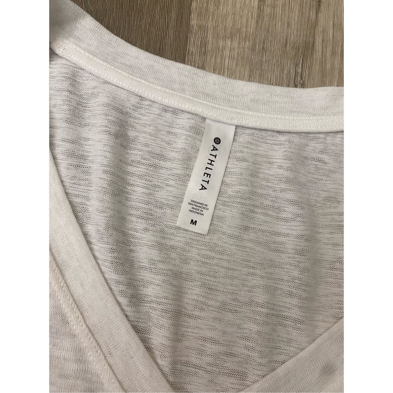 Athleta Athleta NWT BREEZY SCOOP V TEE in Bright White, Size Medium, Size M / US 6-8 / IT 42-44 - 2 Thumbnail