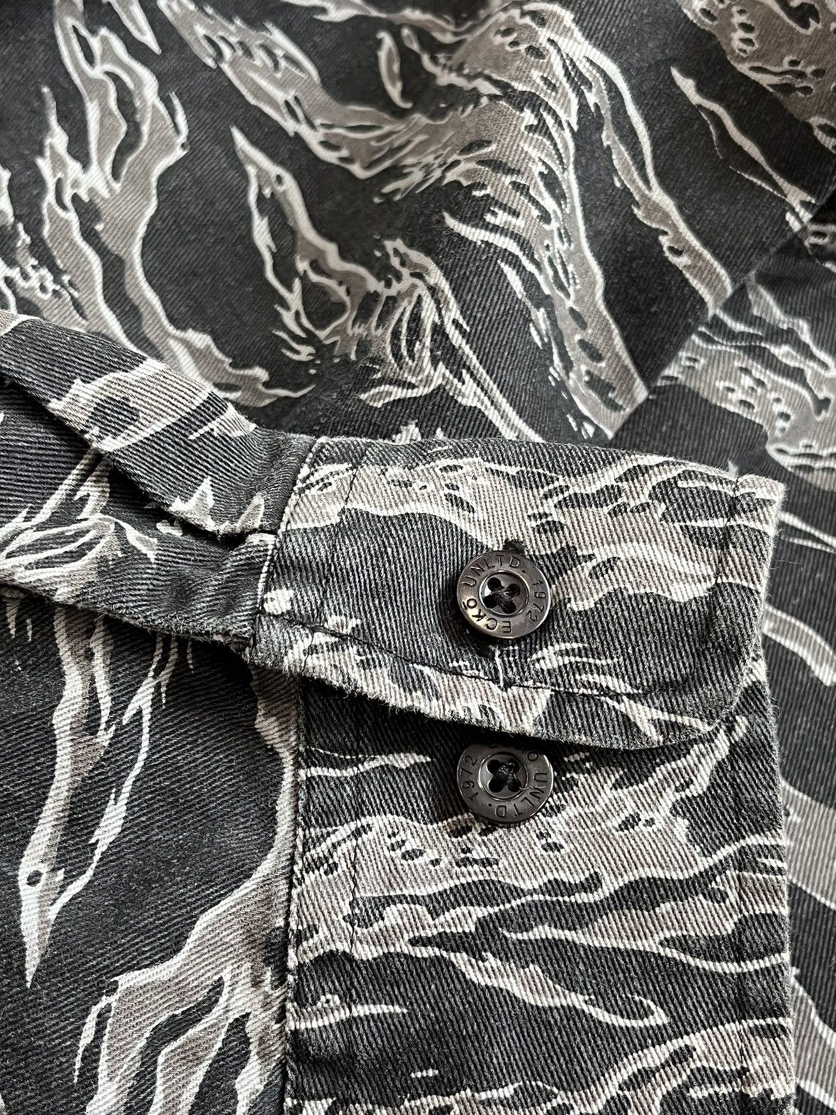 Ecko Unltd. × Vintage Ecko Unlimited shirt animal print sk8 streetwear overshirt Size US L / EU 52-54 / 3 - 11 Thumbnail