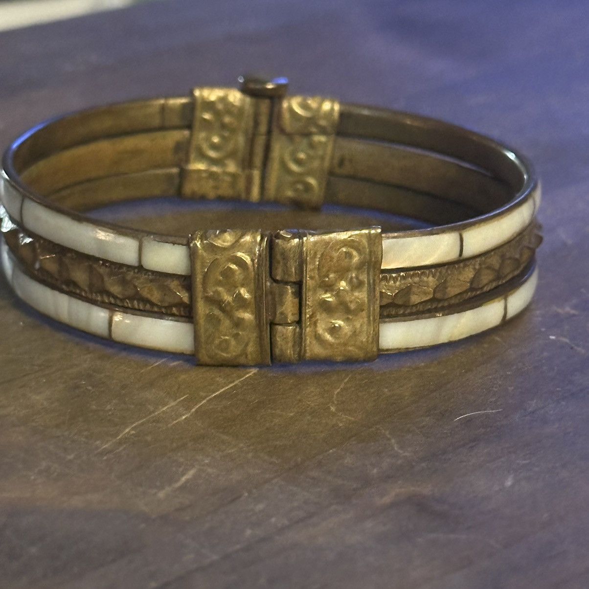 Vintage Vintage brass mother of Pearl inlay hinged bangle bracelet Size ONE SIZE - 5 Thumbnail