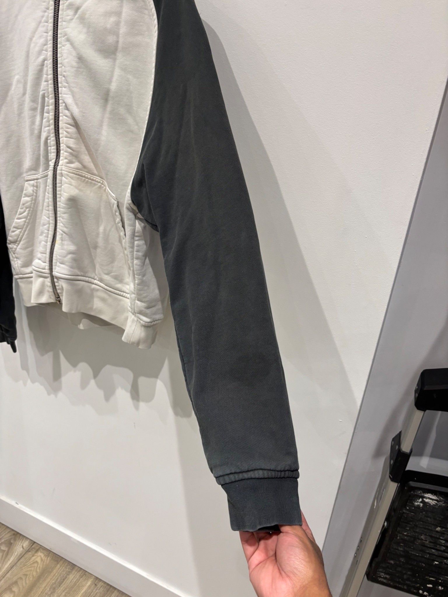 Rhude Rhude Boys Raglan Hoodie Off White / Black Size US S / EU 44-46 / 1 - 4 Thumbnail