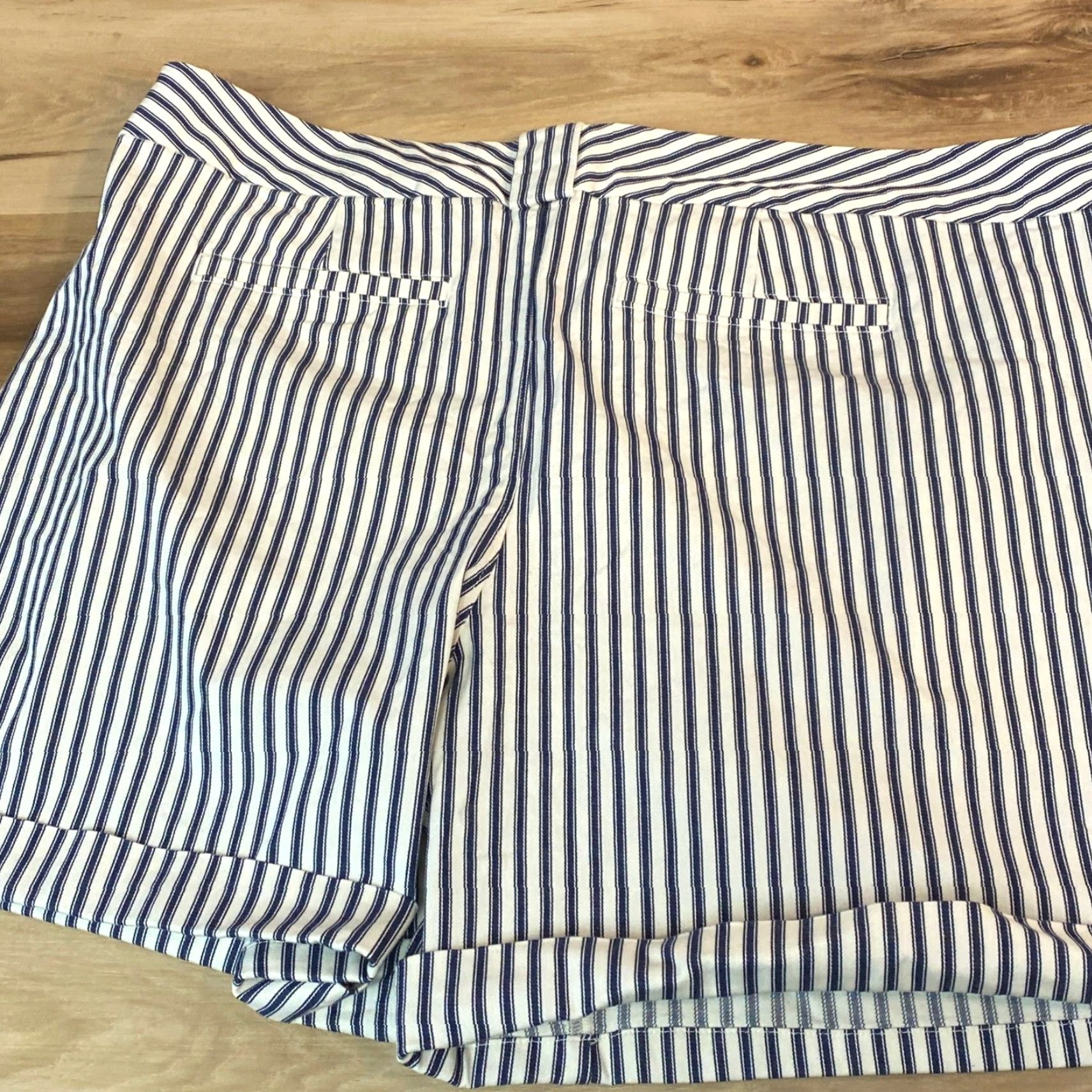 Lands' End Lands' End Womens 20W Striped Pleated Tailored Shorts Navy White Classic Short Size 42" / US 20 - 7 Thumbnail