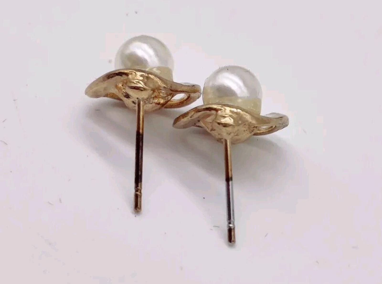 The Unbranded Brand Earrings Gold Triangle With Faux Pearl In Middle Pierced Stu Size ONE SIZE - 5 Thumbnail