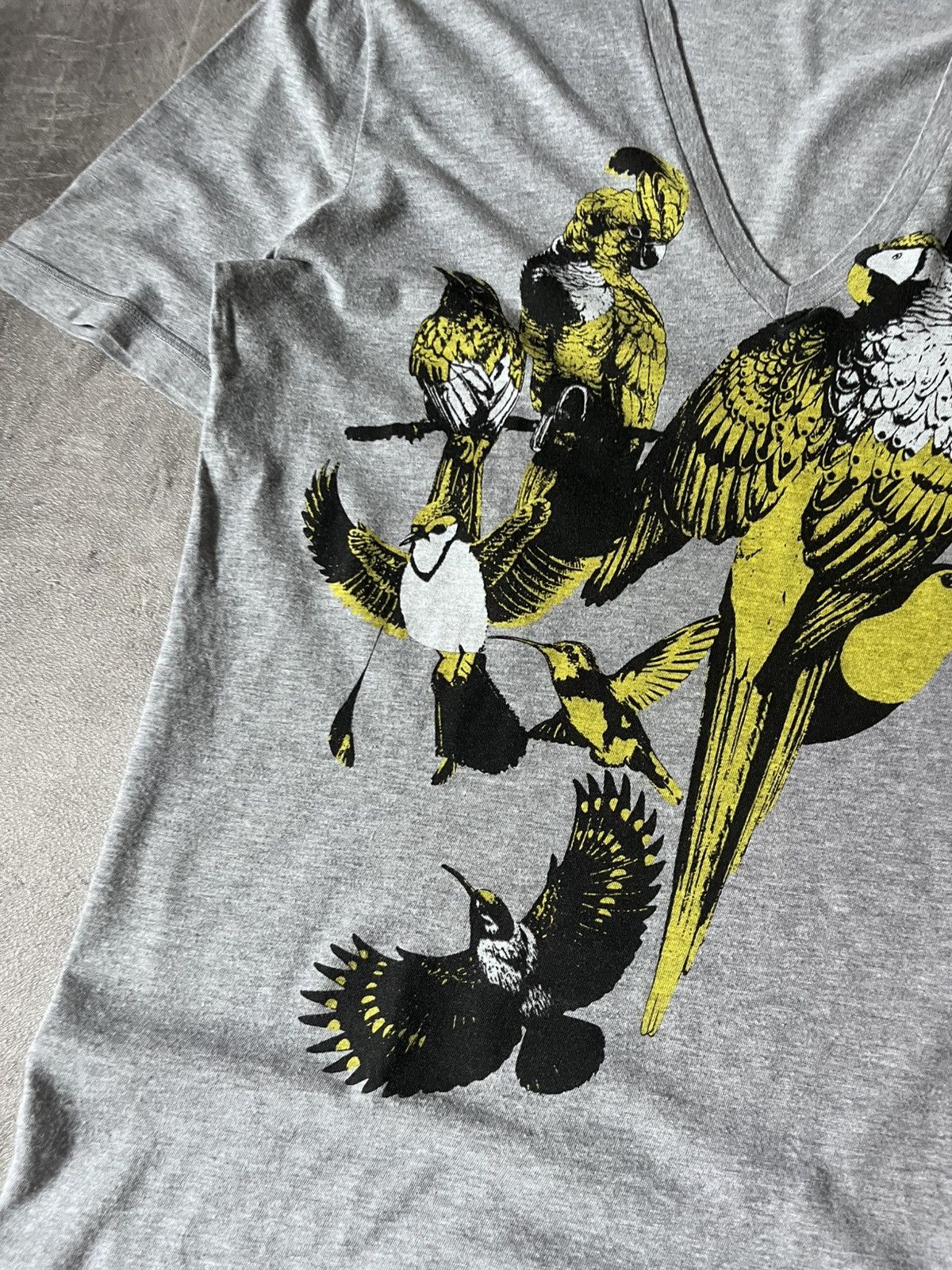 Gucci Gucci S/S 2009 V-Neck Birds Toocan T-shirt grey Size US XL / EU 56 / 4 - 4 Thumbnail