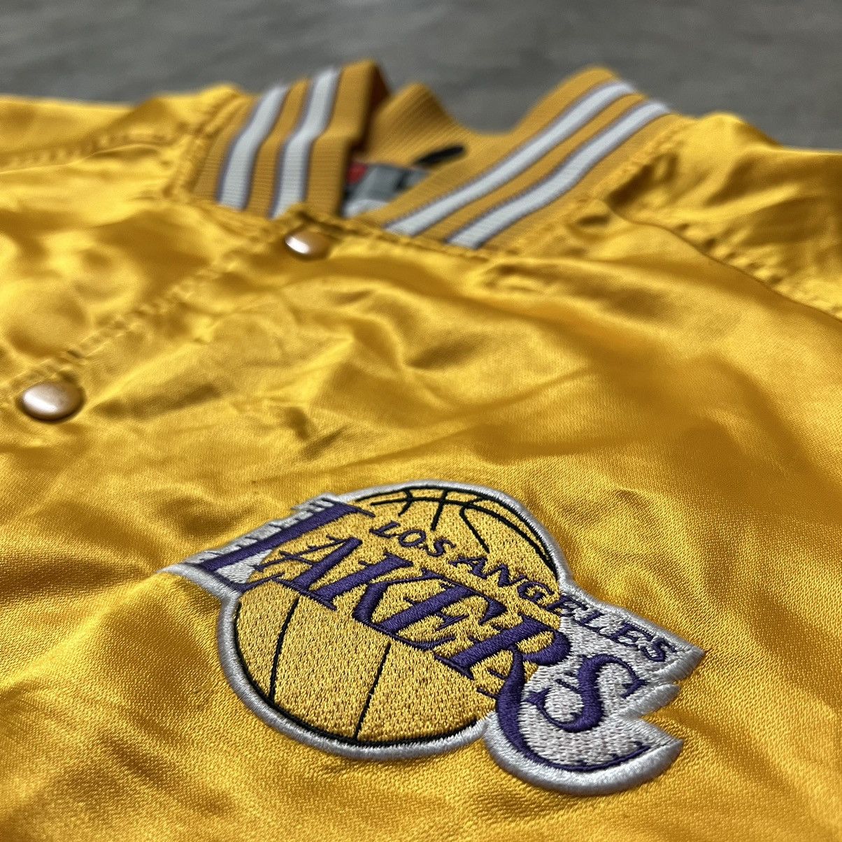 NBA × Vintage Vintage 2000’s NBA Los Angeles Lakers Team Nike Satin Jacket Size US L / EU 52-54 / 3 - 4 Thumbnail