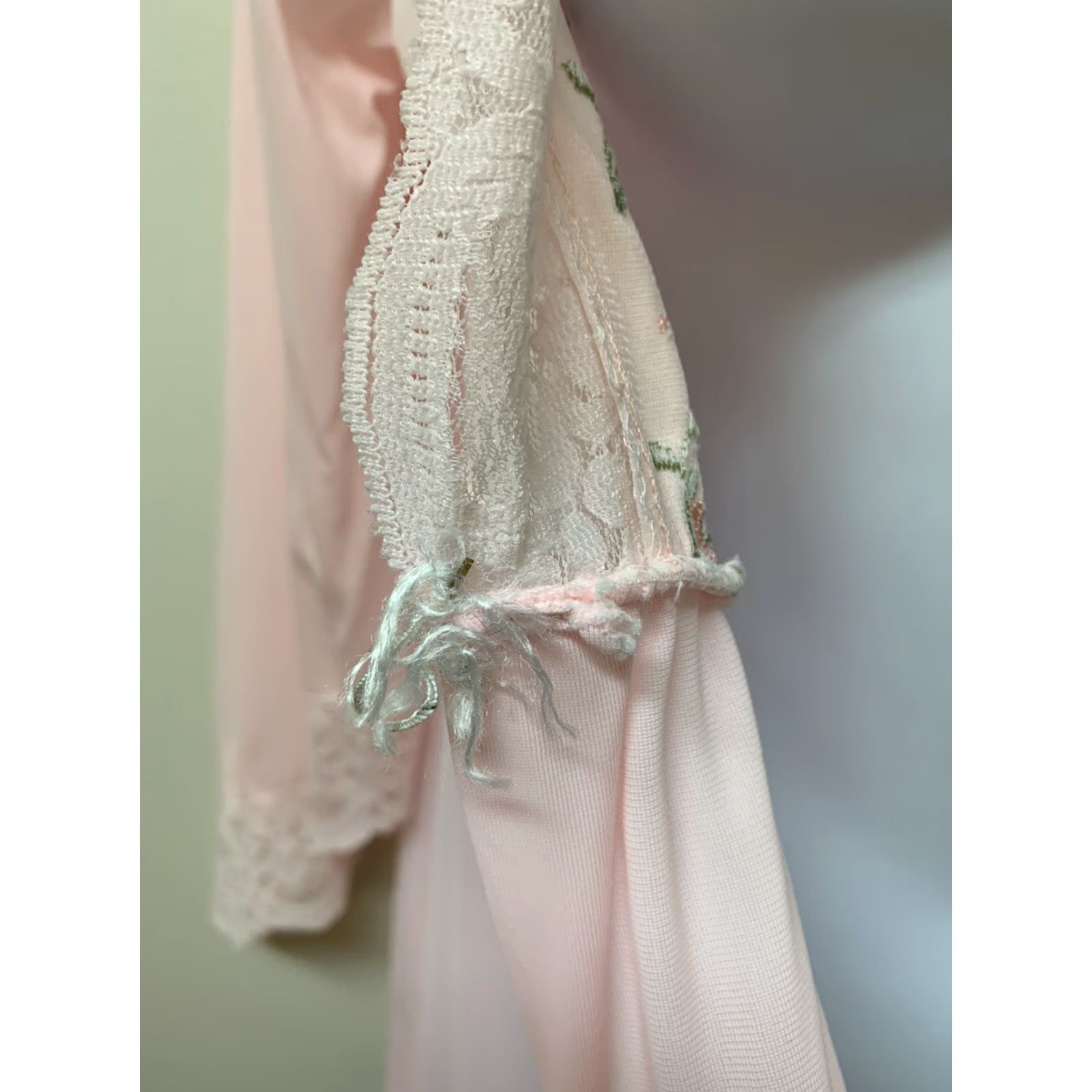 Bell VINTAGE Pink Bell Sleeve Silky Nylon Lace Embroidered Floral Peignoir Robe M Size ONE SIZE - 7 Thumbnail