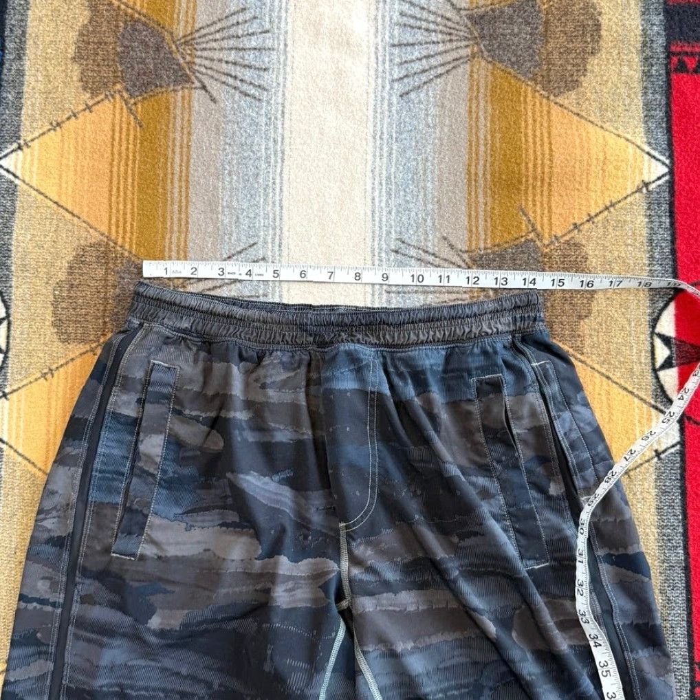 Lululemon VINTAGE? Men’s Lululemon Workout Gym Shorts Camouflage Black M Inseam 9 in Regular Athletic Activewear Mens Medium Camouflage Pattern Volume? Size US 31 - 5 Thumbnail