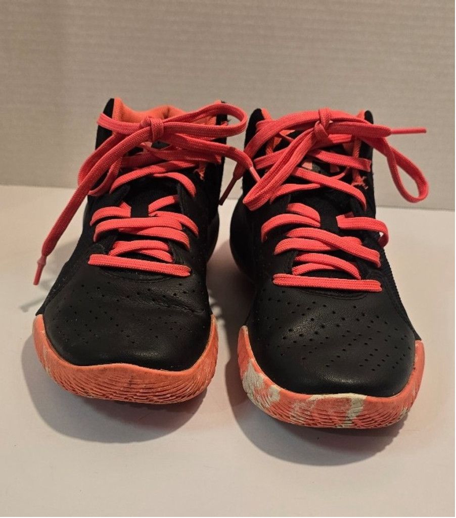 Under Armour Under Armor Girls shoes size 3.5y Size US 6 / IT 36 - 1 Thumbnail