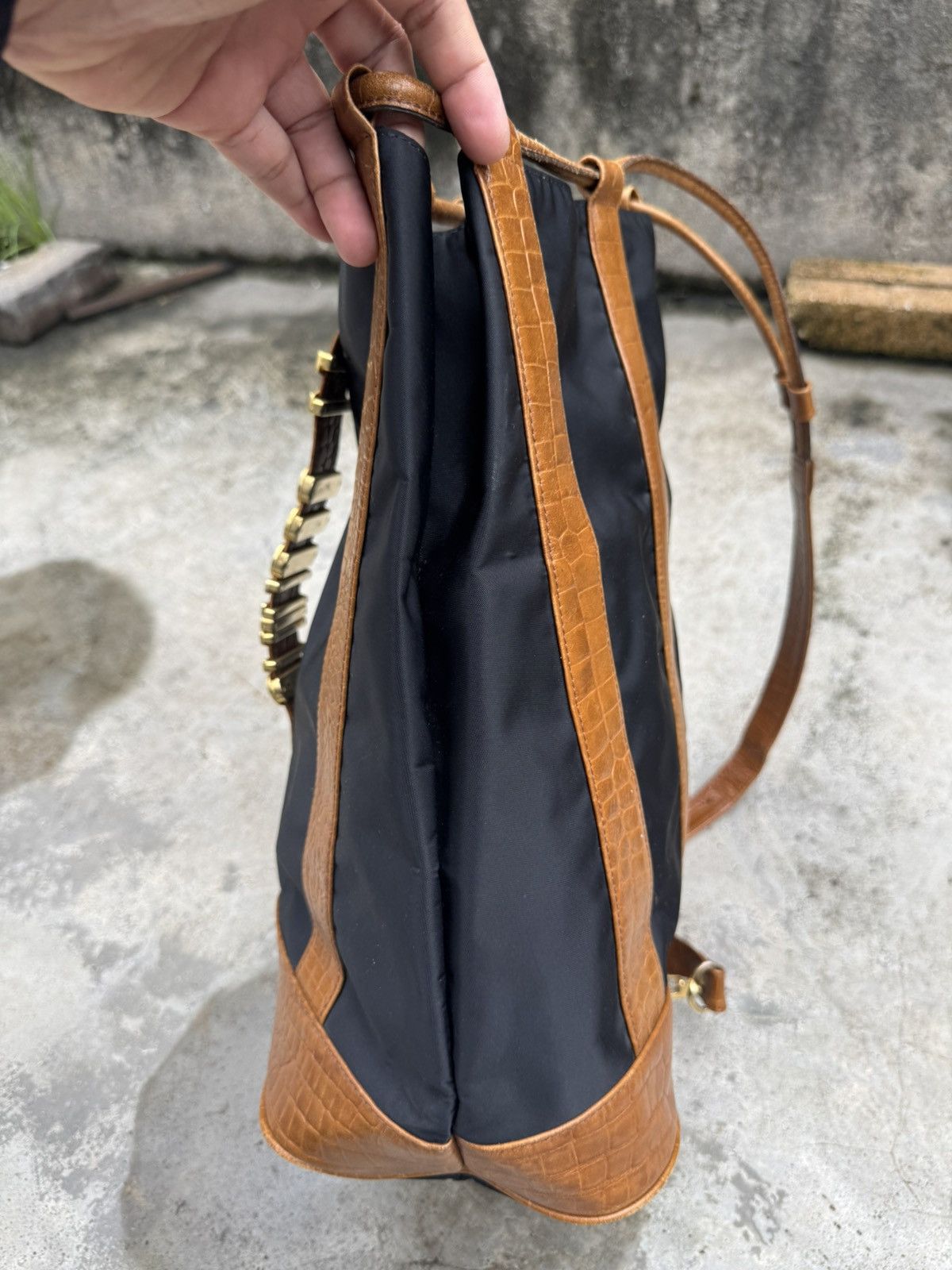 Moschino Vintage Moshino Leather Gold Bucket Crossbody Size ONE SIZE - 3 Thumbnail