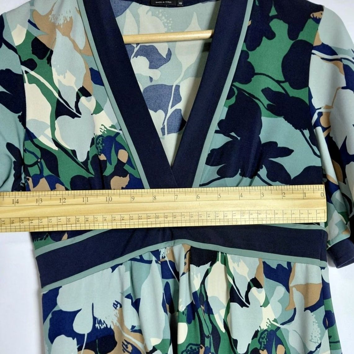 Bcbgmaxazria BCBGMAXAZRIA Floral Green V-Neck Short Sleeve Top Women Size XS Size XS / US 0-2 / IT 36-38 - 4 Thumbnail