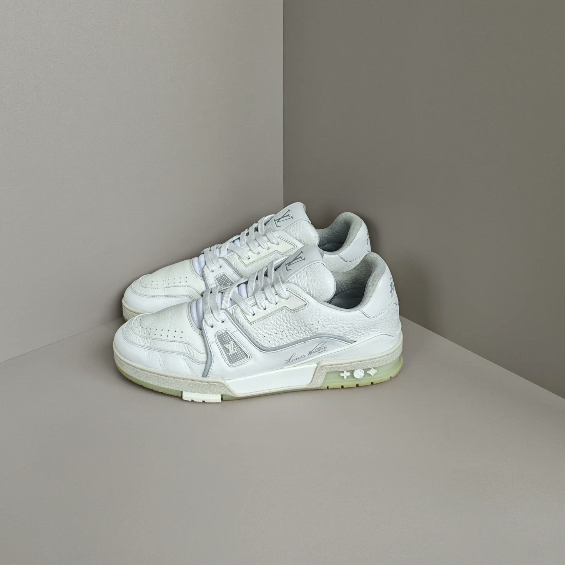 Louis Vuitton Louis Vuitton Training White Lowtop Sneakers 9 Men Size US 9 / EU 42 - 1 Thumbnail