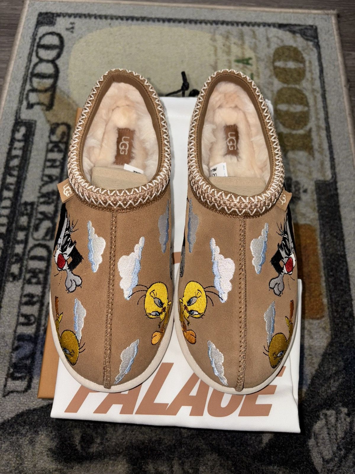 Palace × Ugg Palace UGG Tasman Slipper Looney Tunes Chestnut Size US 8 / EU 41 - 3 Thumbnail