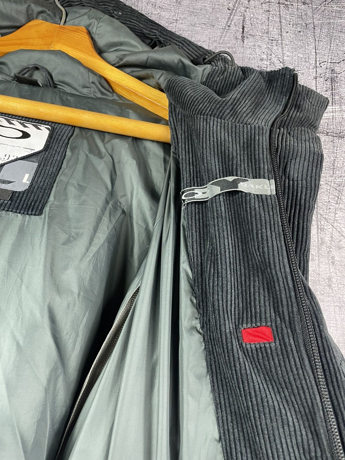 Oakley 2008 Oakley Ventilated Corduroy Puffer Jacket Size US L / EU 52-54 / 3 - 14 Thumbnail