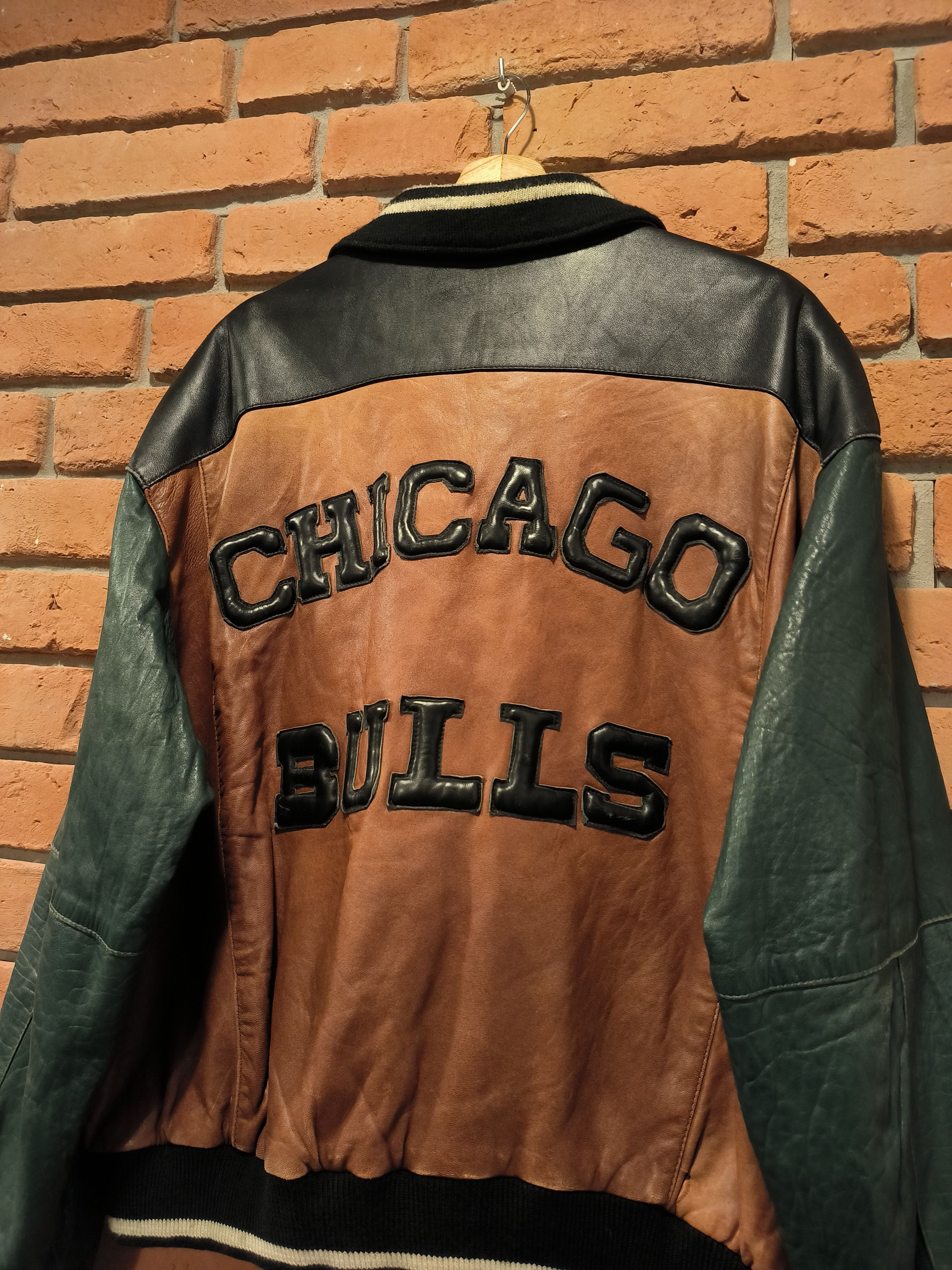 NBA × Vintage Vintage Chicago Bulls Leather Jacket Big Logo Brown Green Size US L / EU 52-54 / 3 - 4 Thumbnail
