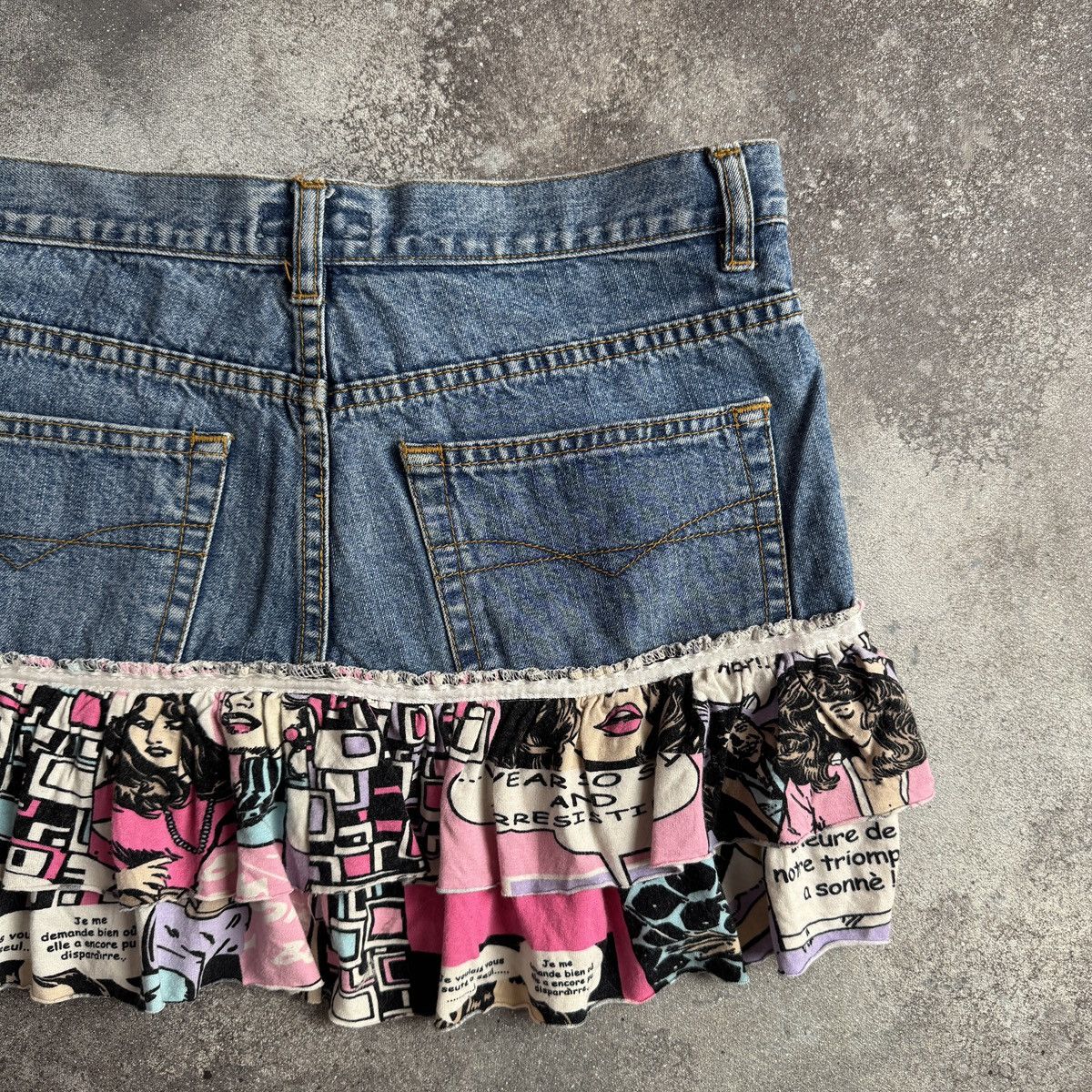 Hysteric Glamour Y2K Glam Comic Print Low Rise Ruffle Denim Mini Skirt Size 27" / US 4 / IT 40 - 7 Thumbnail
