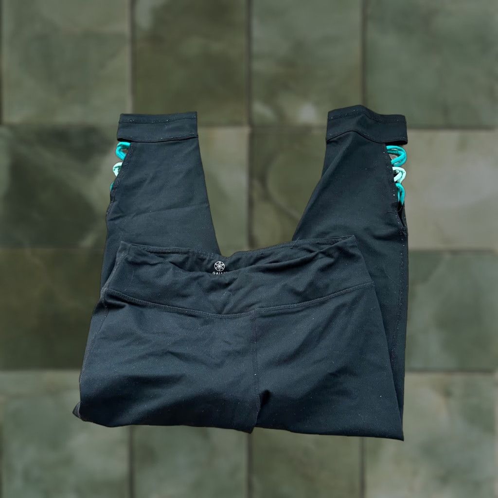 Vintage Gaiam Women's Black Capri Leggings Medium with Green Accents for Yoga Activewear Size 32" / US 10 / IT 46 - 1 Thumbnail