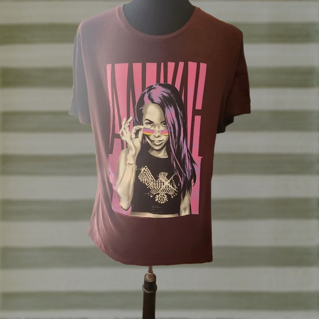 Old Navy Old Navy Aaliyah Music T-Shirt Burgundy Large Adult Short Sleeve Crew Neck Unisex Mens Womens T-Shirt Graphic Print 90s Style Decade Size US L / EU 52-54 / 3 - 1 Thumbnail