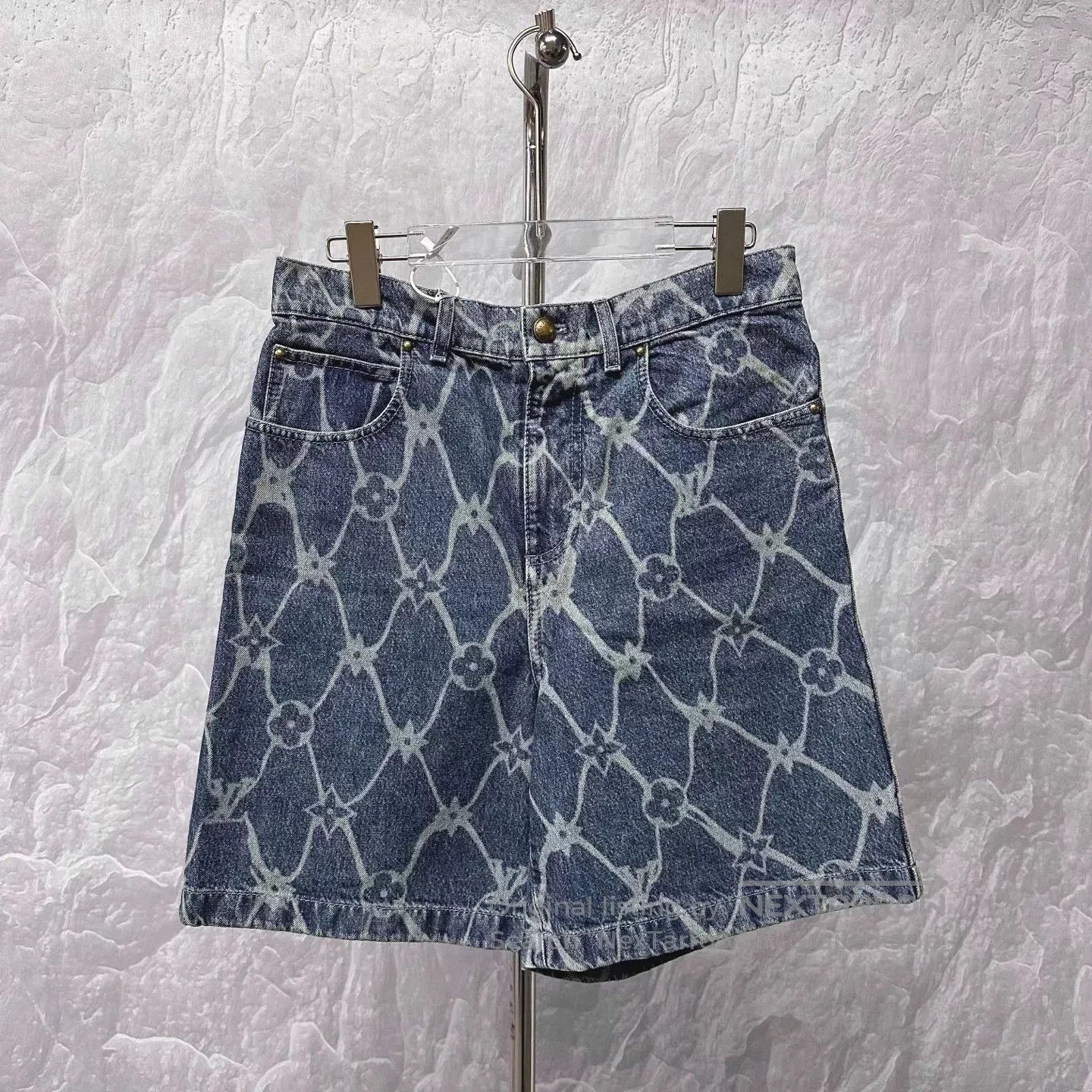 Louis Vuitton louis vuitton patterned denim shorts size 28. Size 28" / US 6 / IT 42 - 1 Thumbnail
